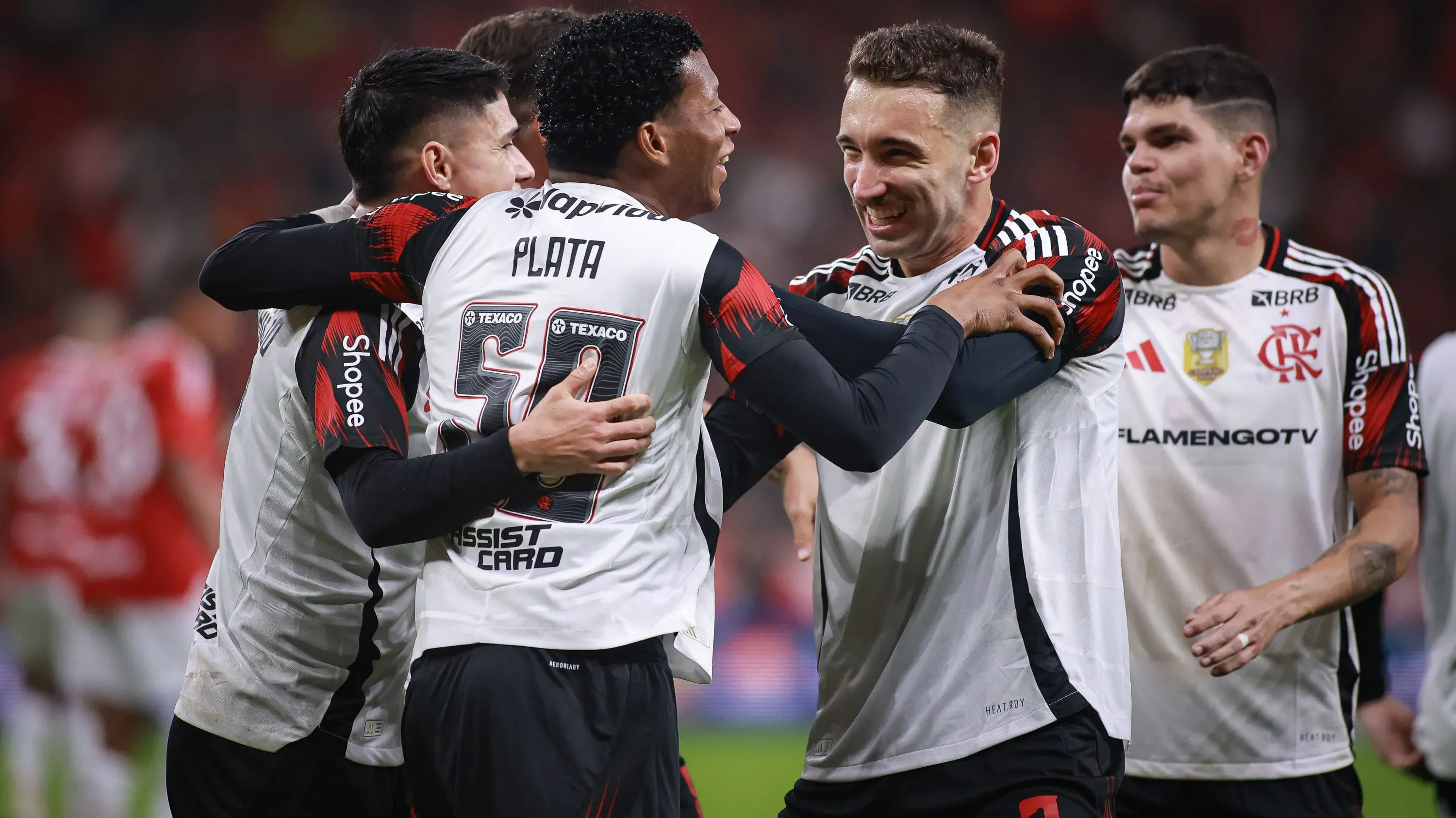 RS – PORTO ALEGRE – 17/08/2025 – BRASILEIRO A 2025, INTERNACIONAL X FLAMENGO – Gonzalo Plata jogador do Flamengo comemora seu gol com jogadores do seu time durante partida contra o Internacional no estadio Beira-Rio pelo campeonato Brasileiro A 2025. Foto: Maxi Franzoi/AGIF