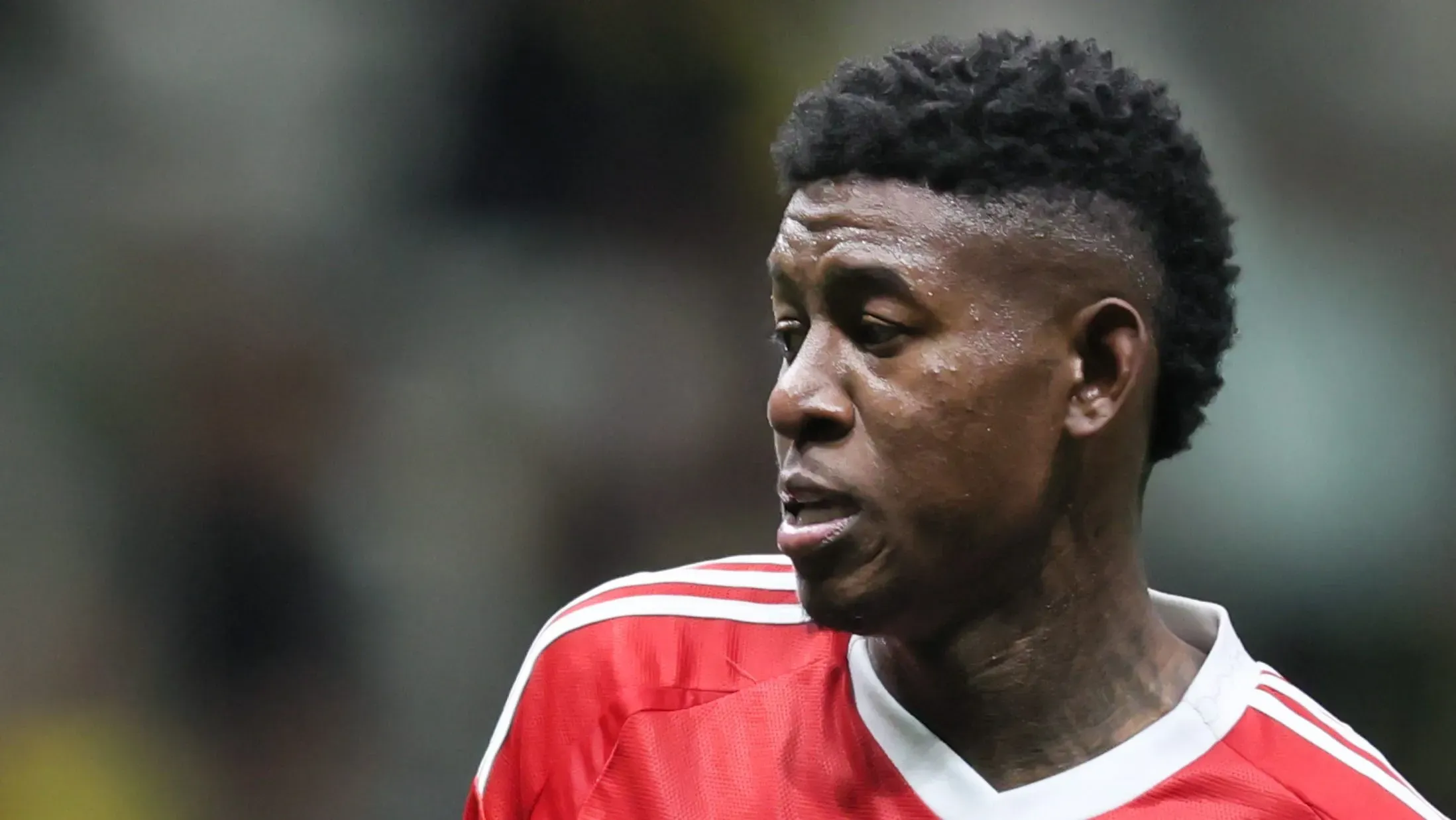 Foto: Gilson Lobo/AGIF – Zagueiro do Inter é um dos alvos da diretoria flamenguista para 2026.