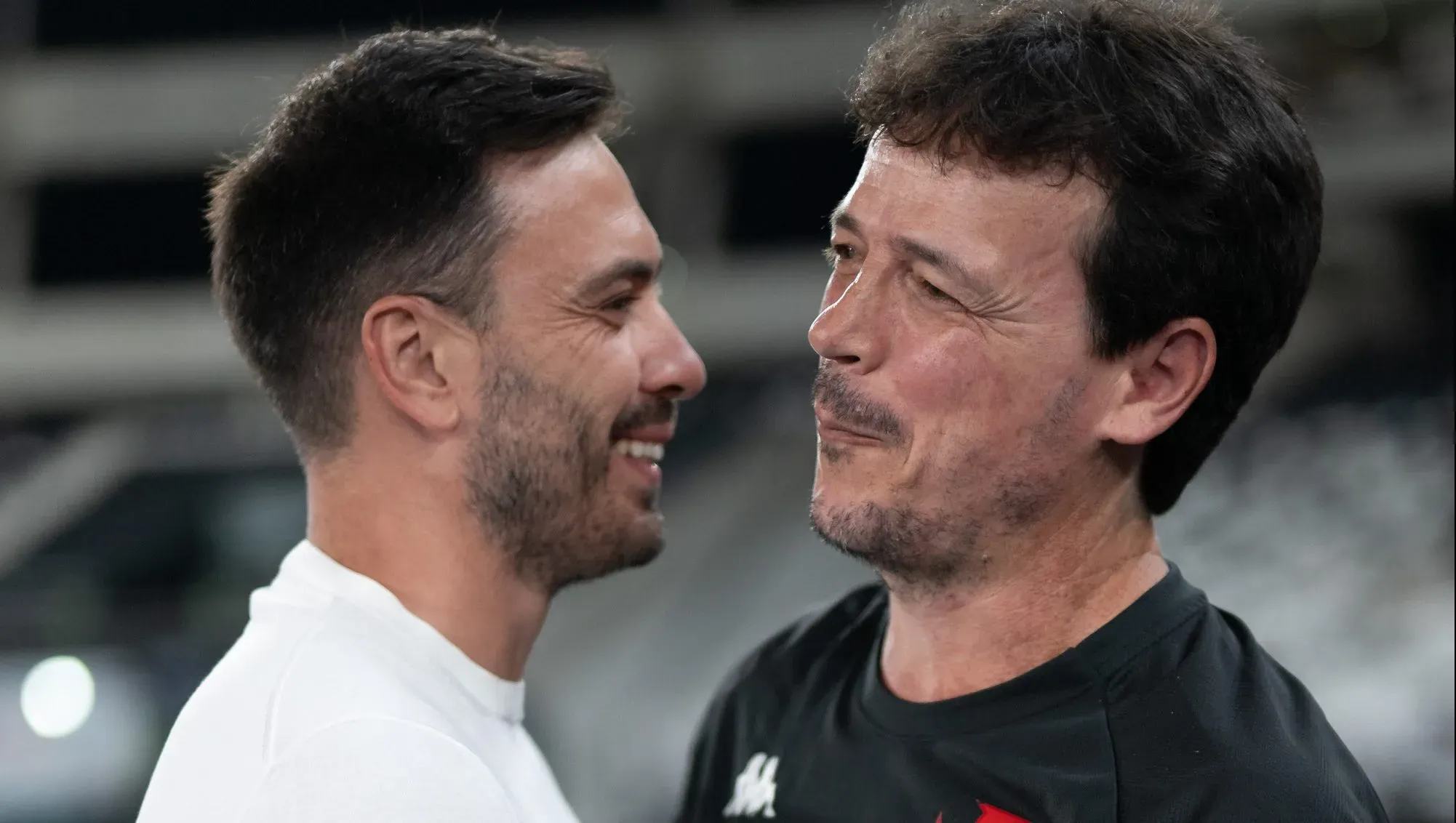 RJ – RIO DE JANEIRO – 05/11/2025 – BRASILEIRO A 2025, BOTAFOGO X VASCO – Davide Ancelotti tecnico do Botafogo cumprimenta Fernando Diniz tecnico do Vasco durante partida no estadio Engenhao pelo campeonato Brasileiro A 2025. Foto: Jorge Rodrigues/AGIF