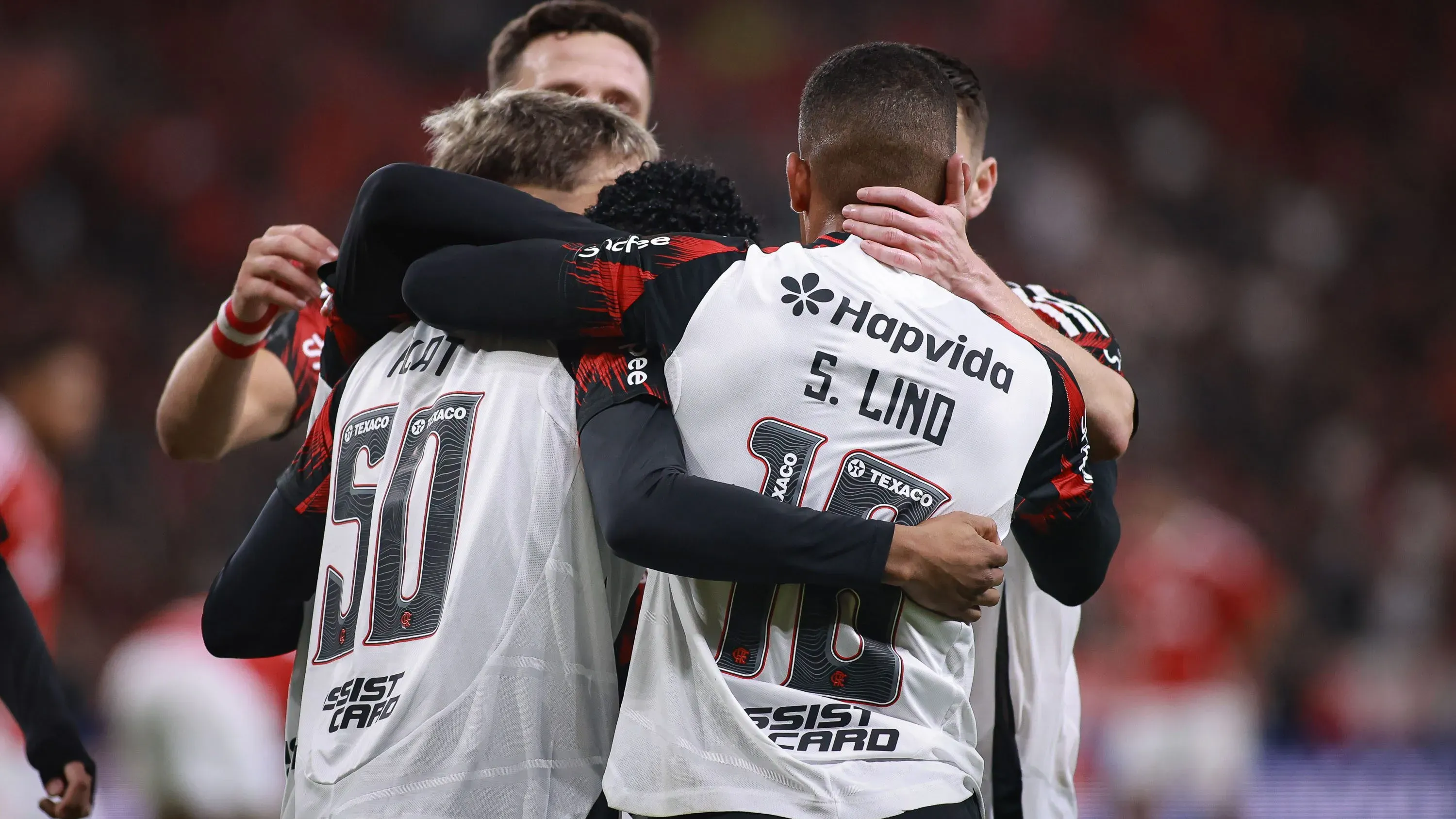 RS – PORTO ALEGRE – 17/08/2025 – BRASILEIRO A 2025, INTERNACIONAL X FLAMENGO – Gonzalo Plata jogador do Flamengo comemora seu gol com jogadores do seu time durante partida contra o Internacional no estadio Beira-Rio pelo campeonato Brasileiro A 2025. Foto: Maxi Franzoi/AGIF