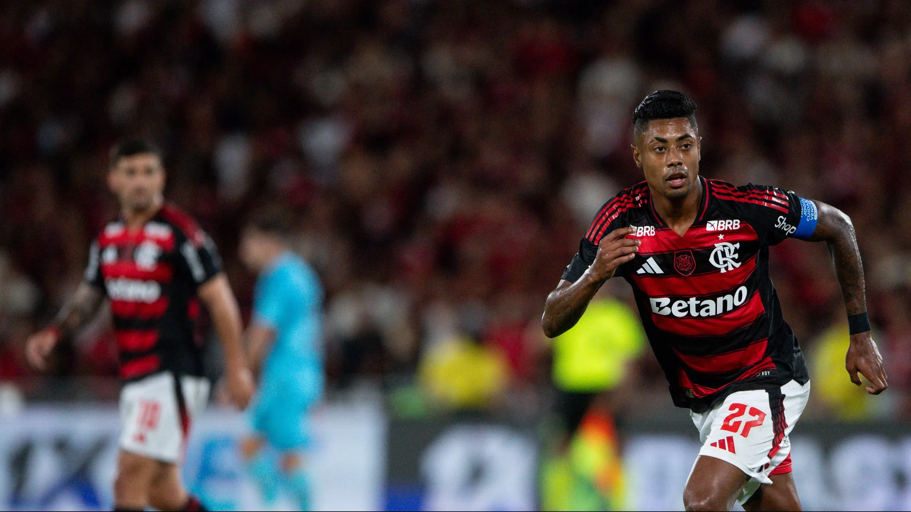 RJ – RIO DE JANEIRO – 09/11/2025 – BRASILEIRO A 2025, FLAMENGO X SANTOS – Bruno Henrique jogador do Flamengo durante partida contra o Santos no estadio Maracana pelo campeonato Brasileiro A 2025. Foto: Thiago Ribeiro/AGIF