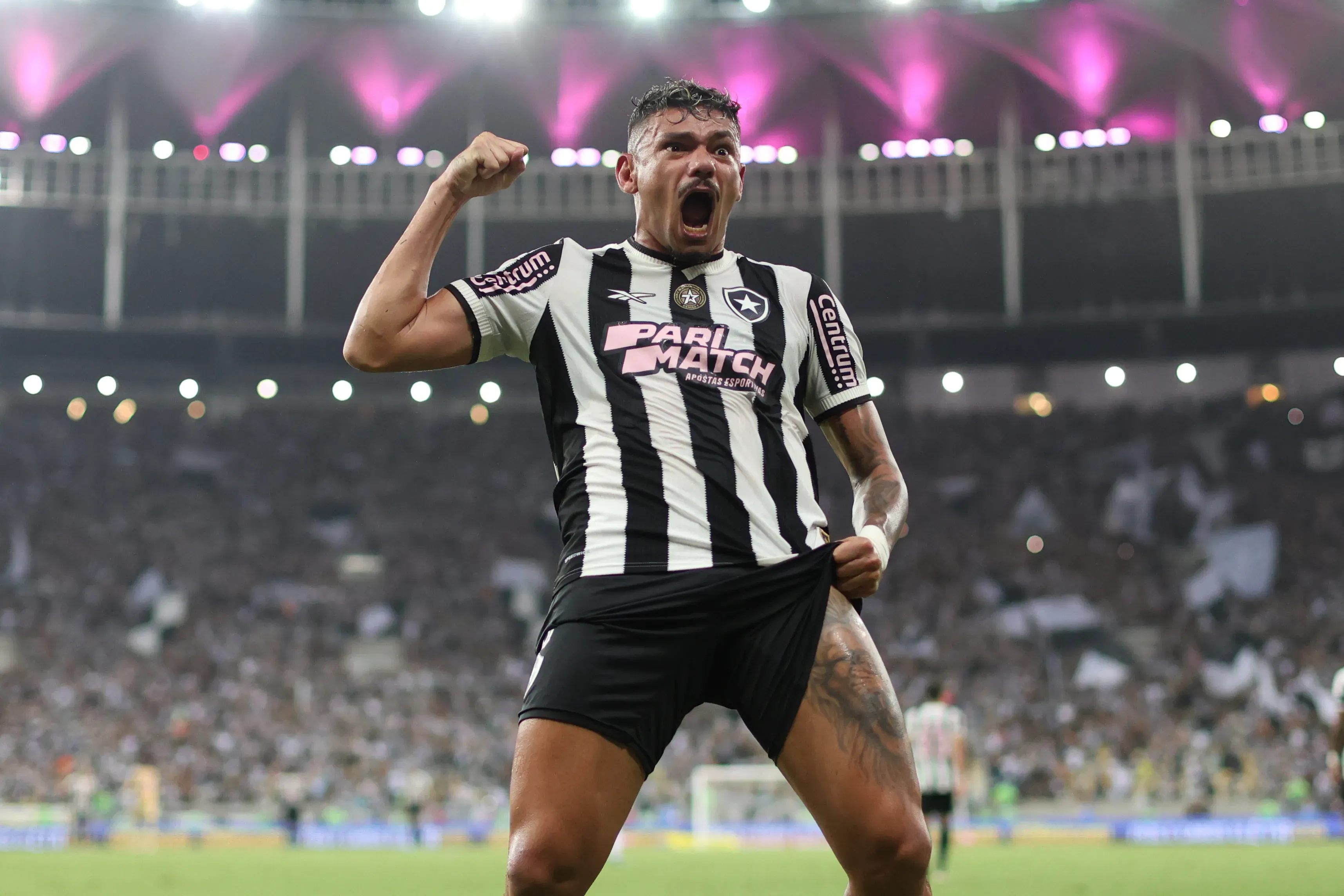 Tiquinho Soares atuando pelo Botafogo e comemorando seu gol no Maracanã – (Photo by Lucas Figueiredo/Getty Images)