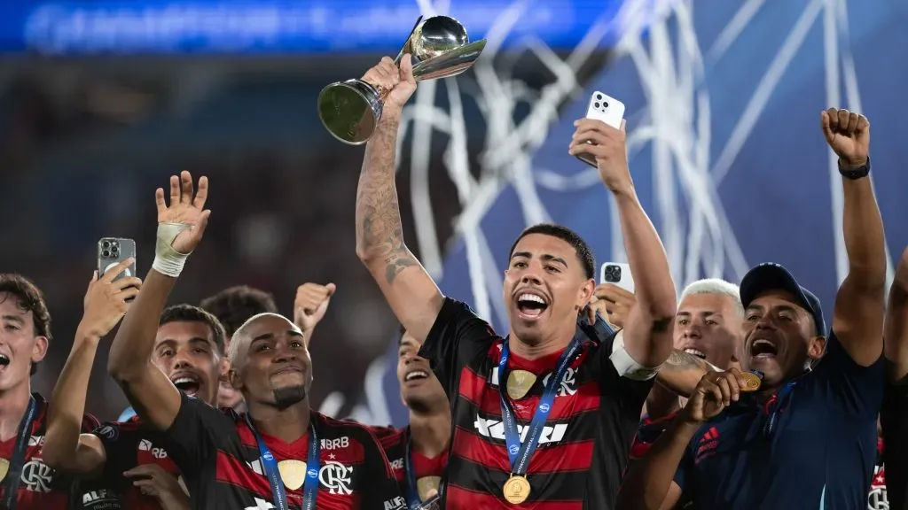 Iago, jogador do Flamengo, levanta a taca de campeao durante cerimonia de premiacao ao final da partida contra o Barcelona no estadio Maracana pela decisao do campeonato COPA INTERCONTINENTAL SUB-20 2025. Foto: Jorge Rodrigues/AGIF