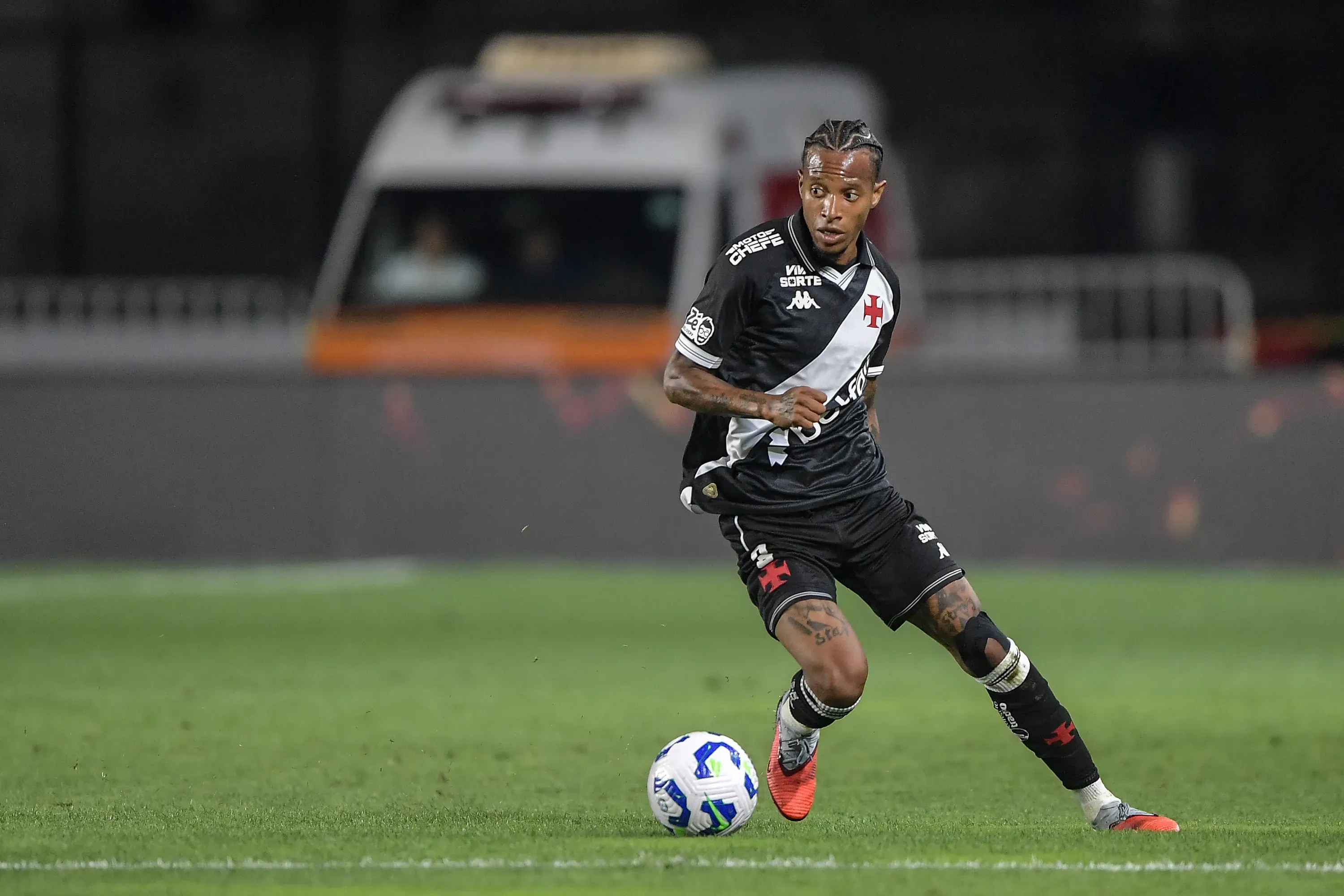 Tchê Tchê briga por vaga entre os titulares do Vasco. Foto: Thiago Ribeiro/AGIF