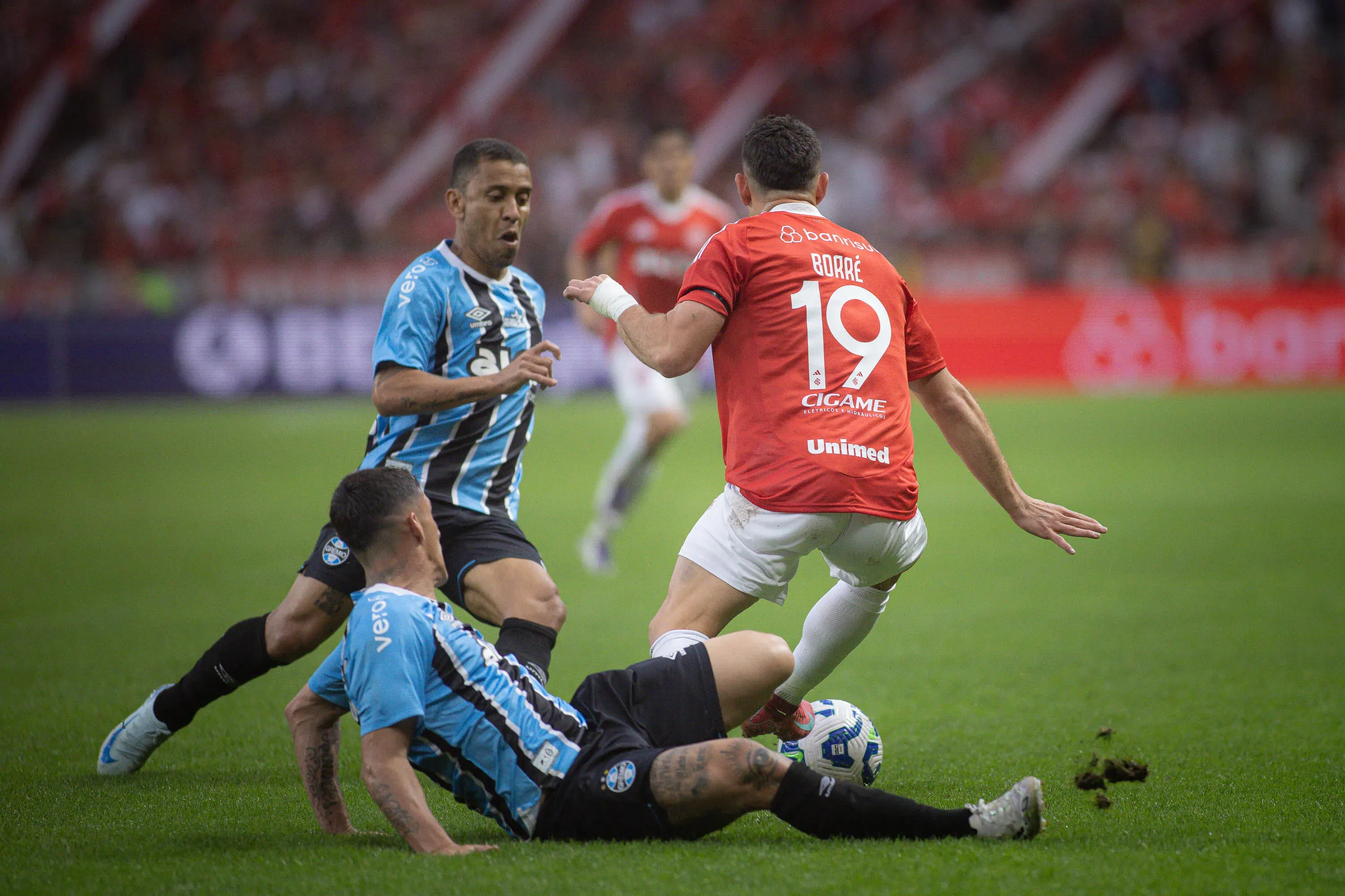 Rafael Borre jogador do Internacional disputa lance com Cristian Pavon jogador do Gremio durante partida no estadio Beira-Rio pelo campeonato Brasileiro A 2025. Foto: Maxi Franzoi/AGIF