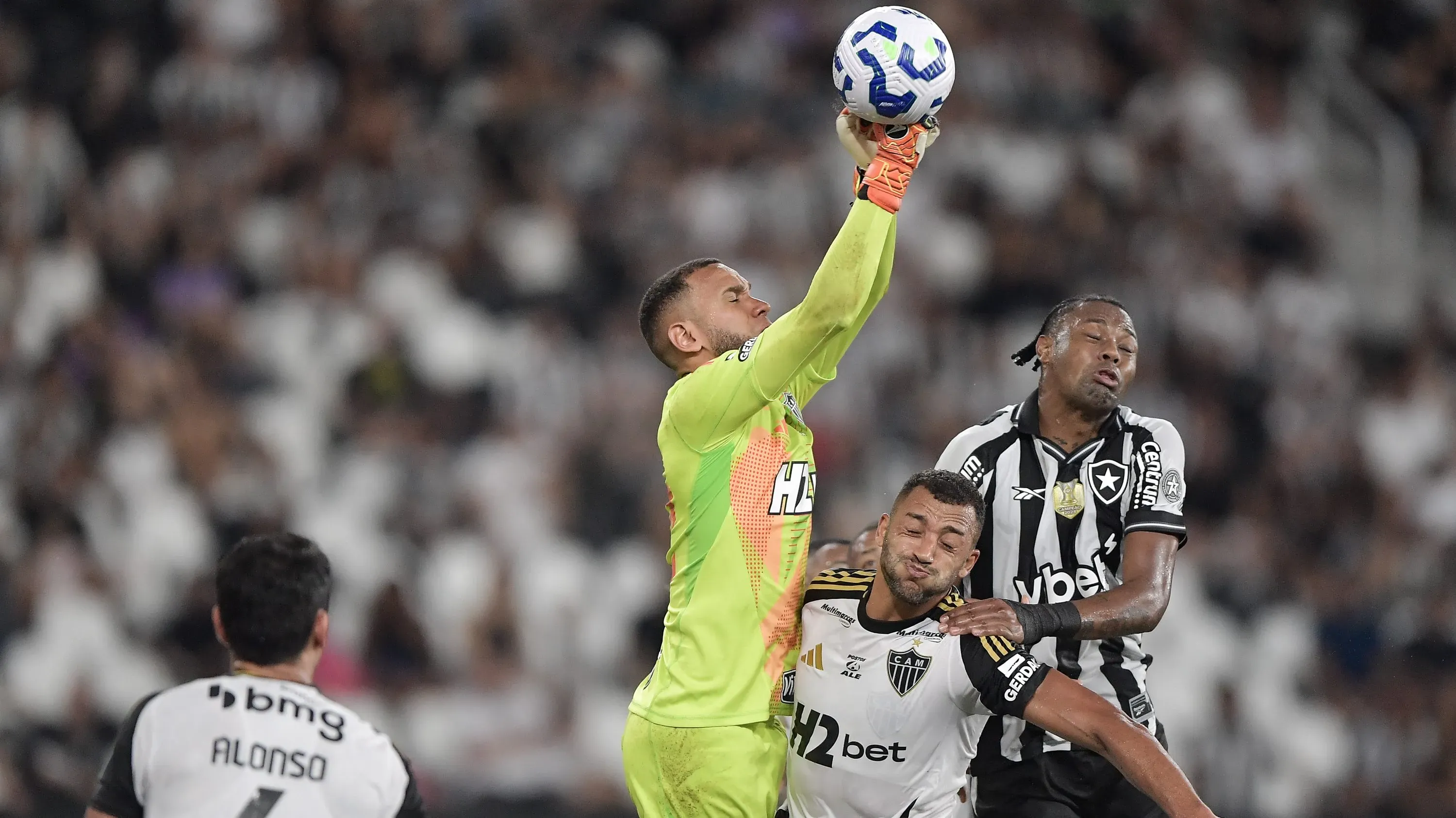 Everson, goleiro do Atlético-MG, durante partida contra o Botafogo no estadio Engenhao pelo campeonato Brasileiro A 2025. Foto: Thiago Ribeiro/AGIF