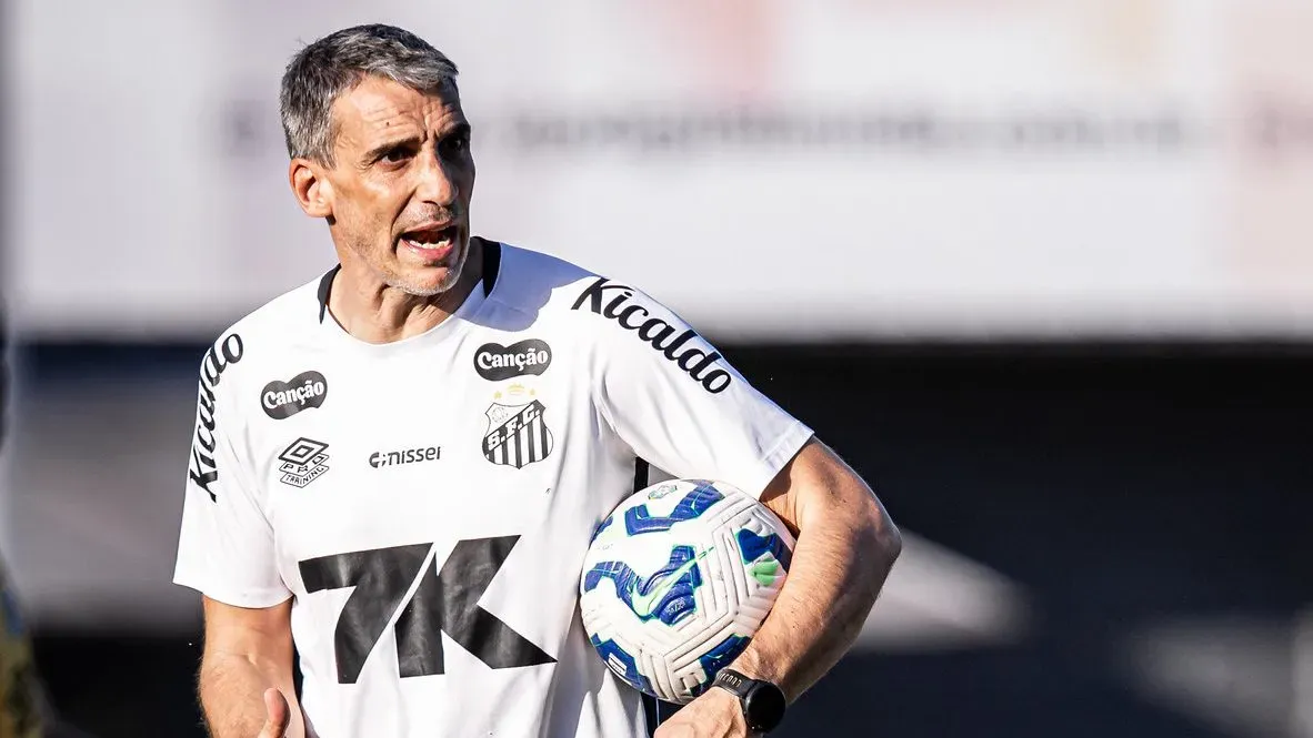 Vojvoda vem buscando garantir a evolução do elenco nos bastidores – Fotos: Raul Baretta/ Santos FC.