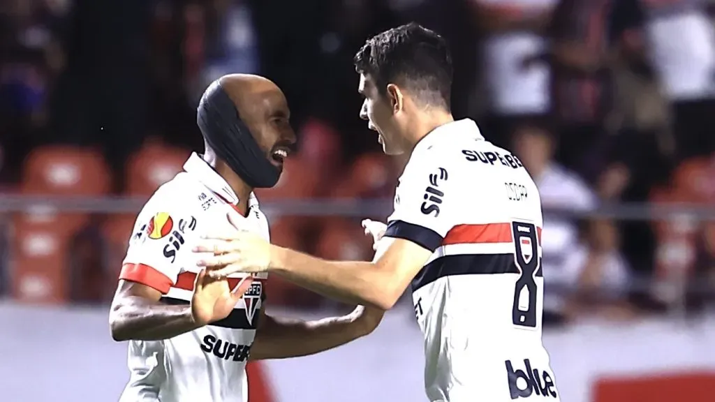 Lucas e Oscar juntos diante do Corinthians no Paulistão. Foto: Marcello Zambrana/AGIF