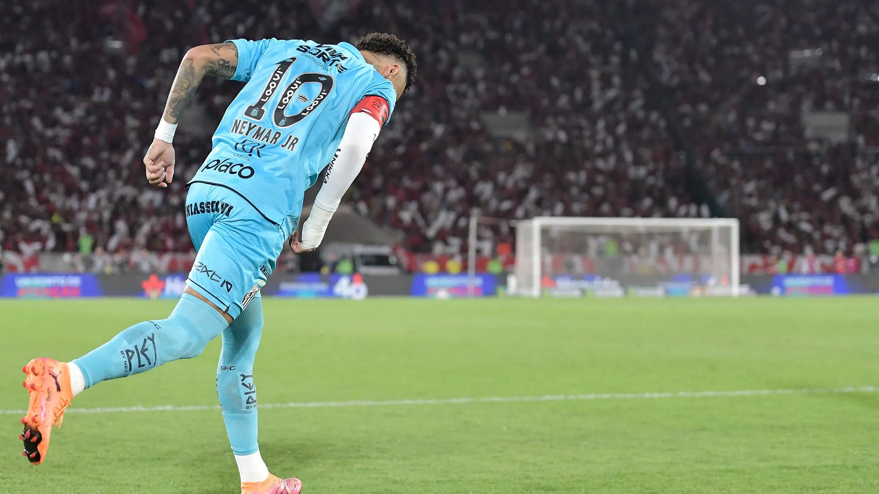RJ – RIO DE JANEIRO – 09/11/2025 – BRASILEIRO A 2025, FLAMENGO X SANTOS – Neymar jogador do Santos durante partida contra o Flamengo no estadio Maracana pelo campeonato Brasileiro A 2025. Foto: Thiago Ribeiro/AGIF
