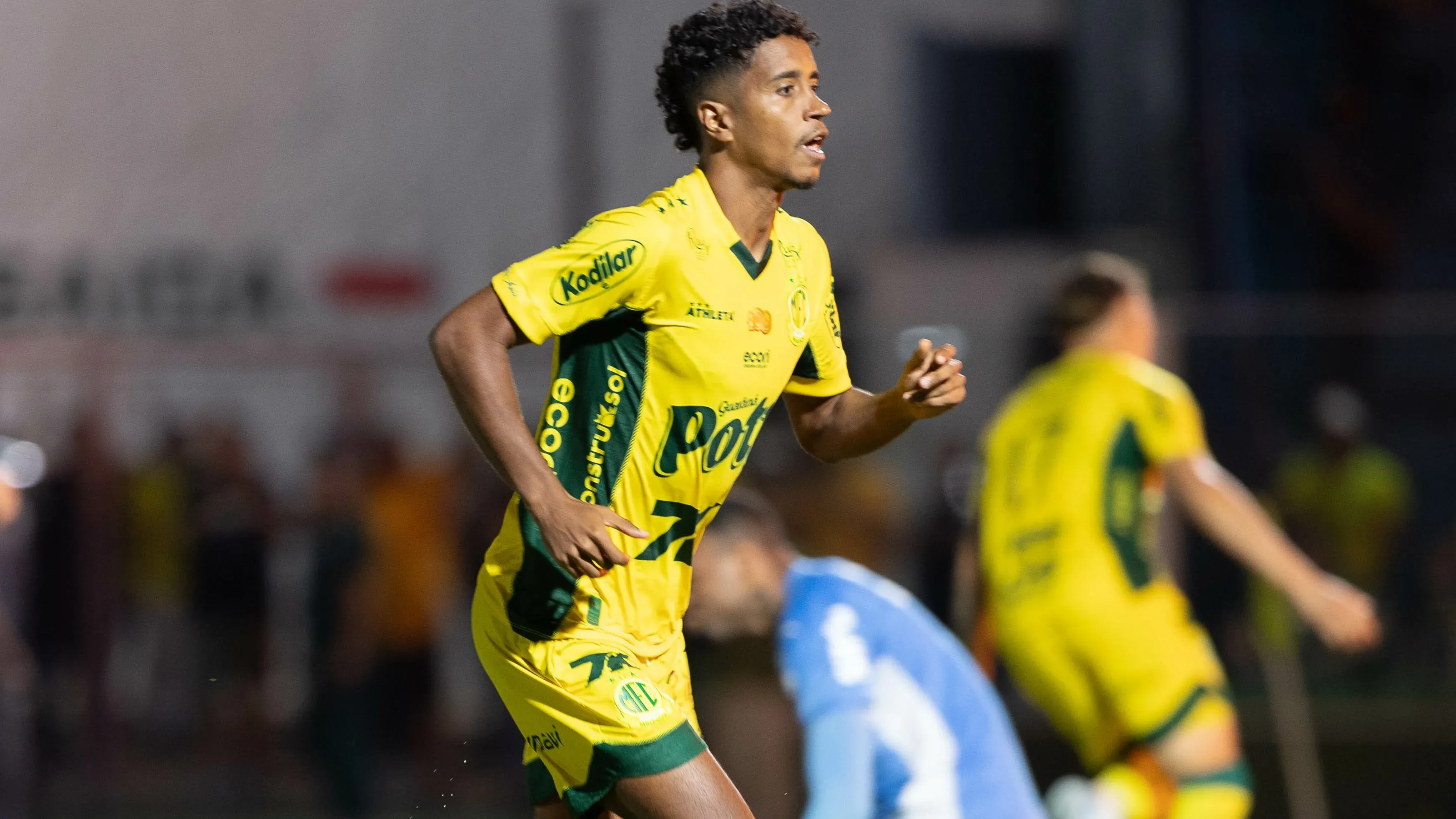 Gabriel jogador do Mirassol comemora seu gol durante partida contra o Palmeiras no estadio Jose Maria de Campos Maia pelo campeonato Brasileiro A 2025. Foto: Joisel Amaral/AGIF