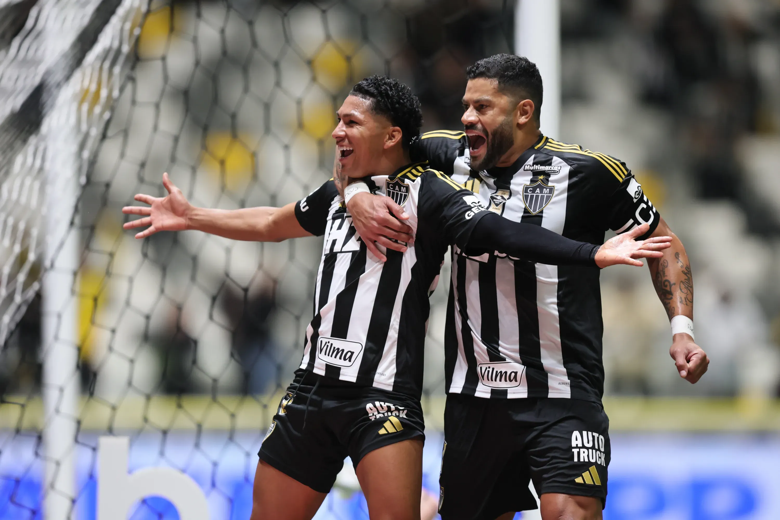 Rony e Hulk durante partida pelo Atlético-MG. Foto: Gilson Lobo/AGIF