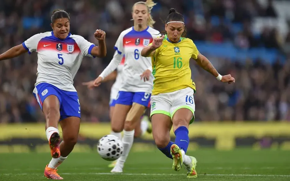 Inglaterra x Brasil. Foto: Peter Powell/AFP