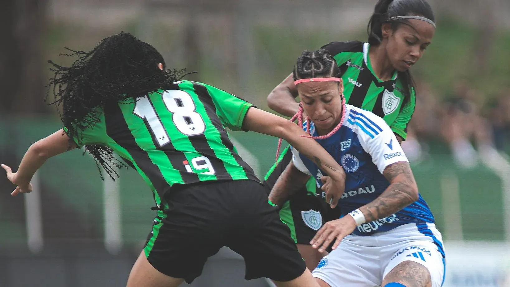 América e Cruzeiro em campo no futebol feminino