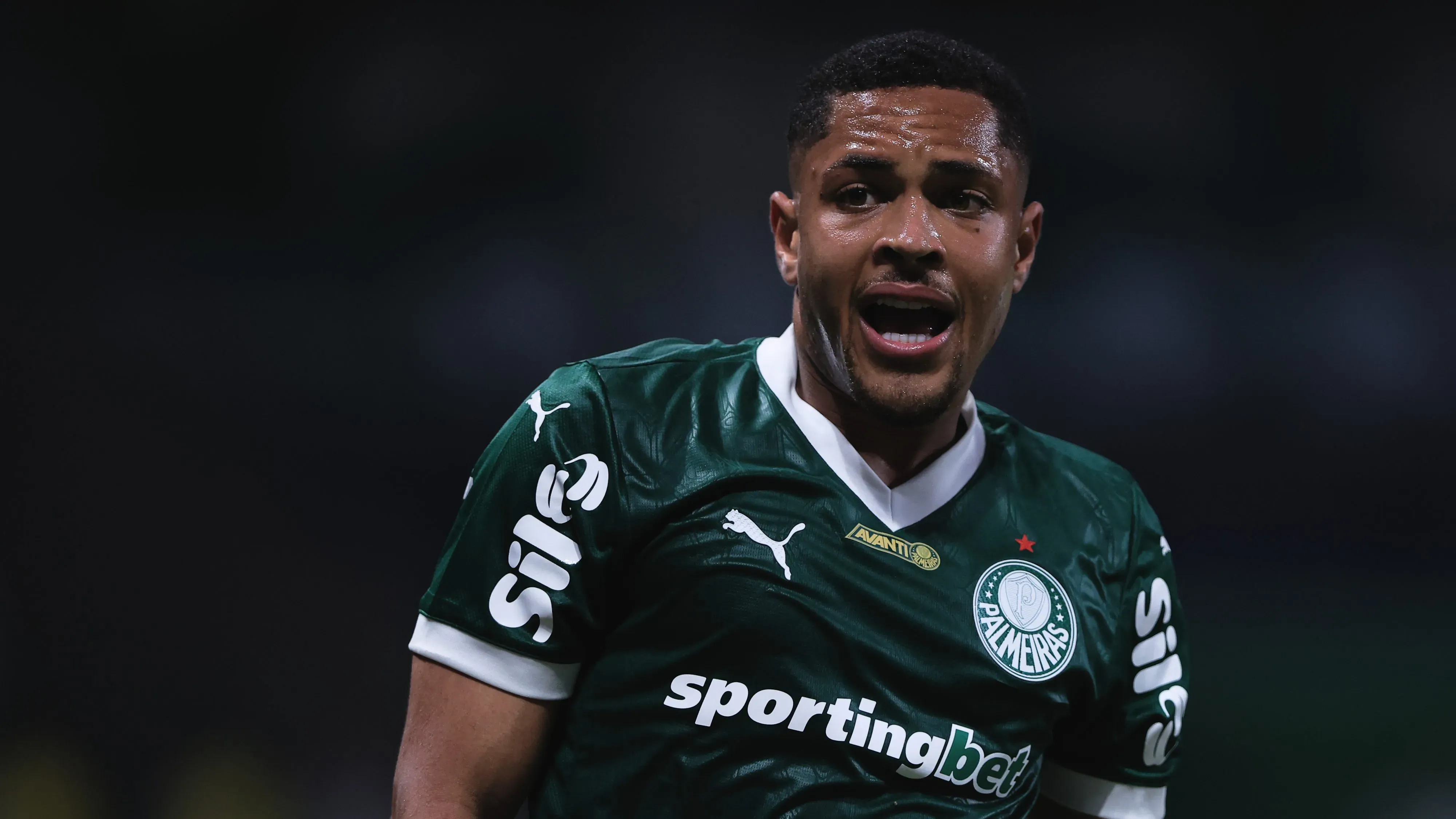 Vitor Roque durante partida pelo Palmeiras. Foto: Ettore Chiereguini/AGIF