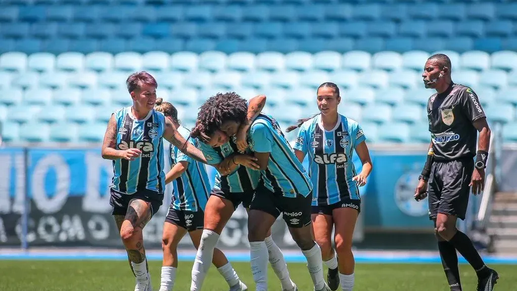 Elenco feminino do Grêmio celebra gol no Gaúcho Feminino