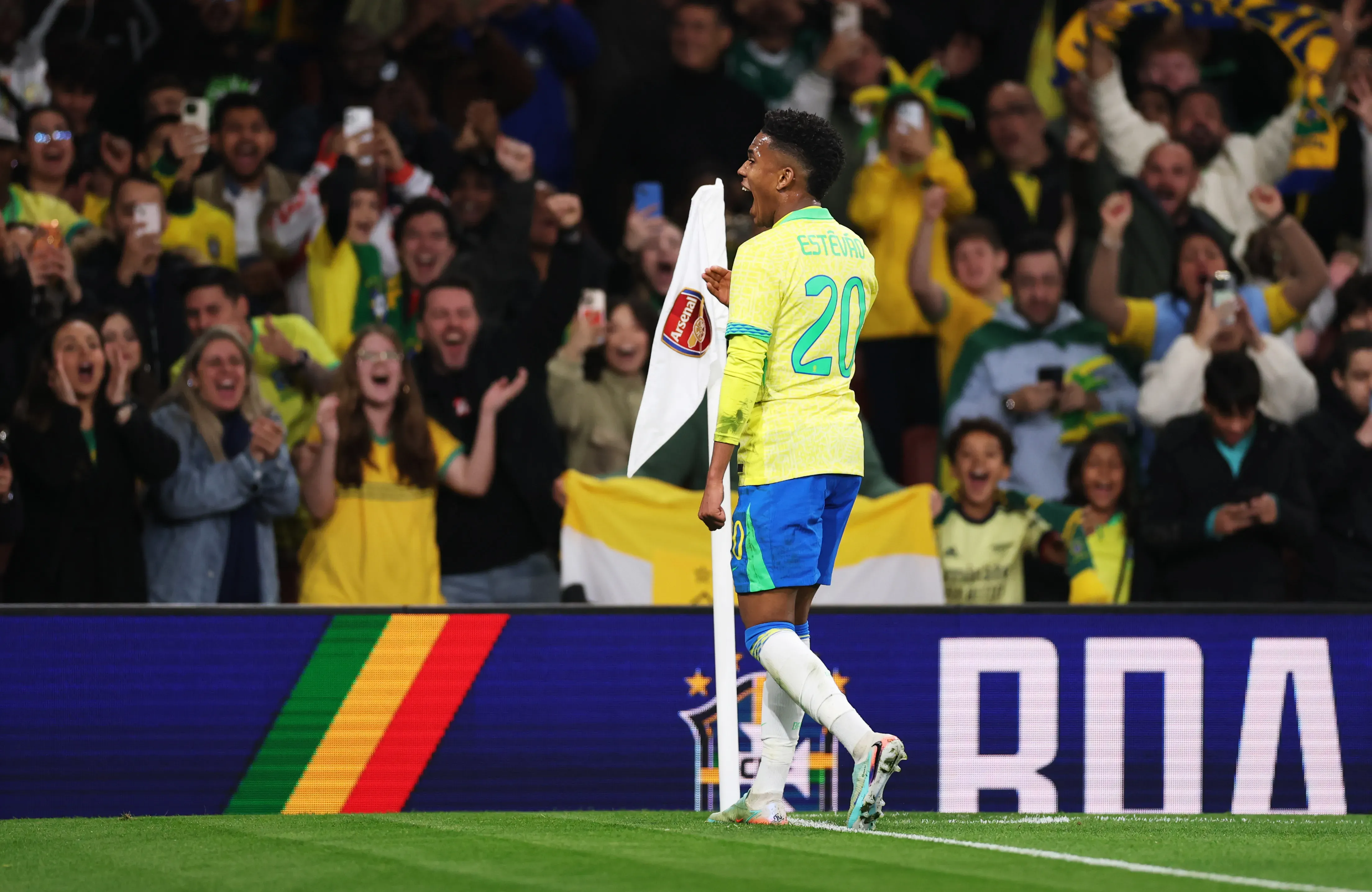 Estêvão celebra gol diante do Senegal. Photo by Ryan Pierse/Getty Images