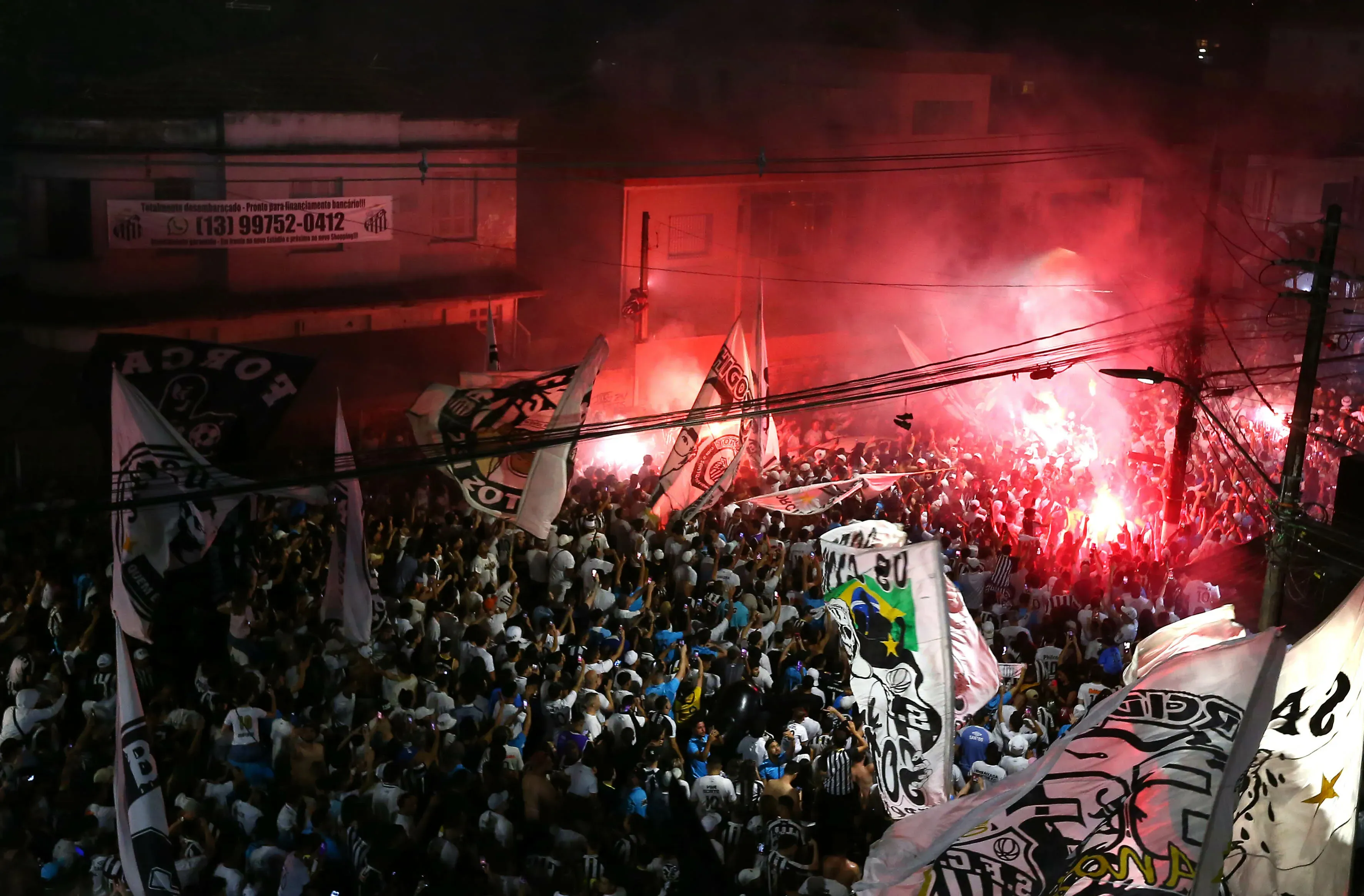 Torcida do Santos durante partida contra Palmeiras no estadio Vila Belmiro pelo campeonato Brasileiro A 2025. Foto: Mauricio De Souza/AGIF
