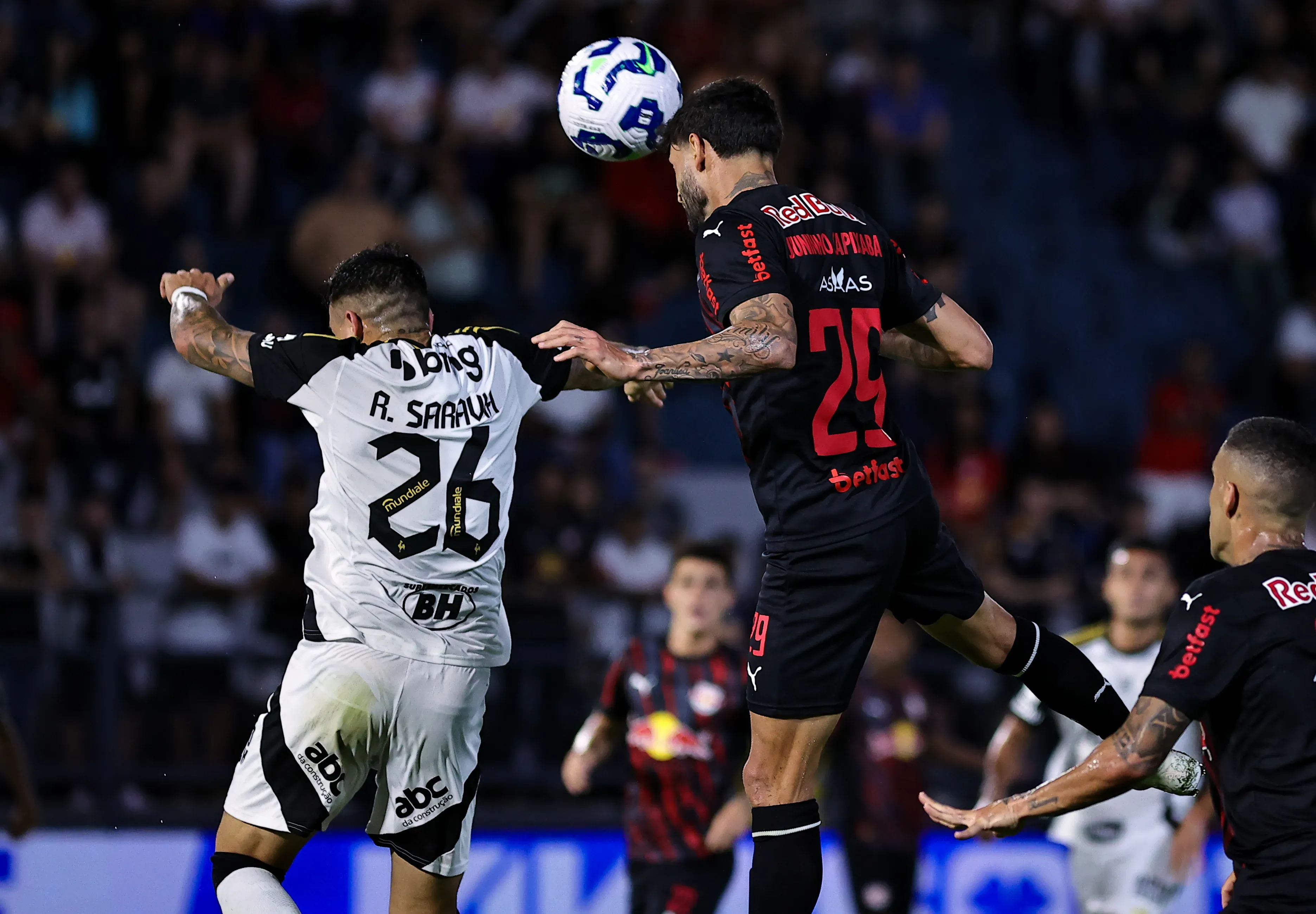 Galo vacila pelo alto e leva gols relâmpagos do Bragantino. Foto: Fabio Giannelli/AGIF