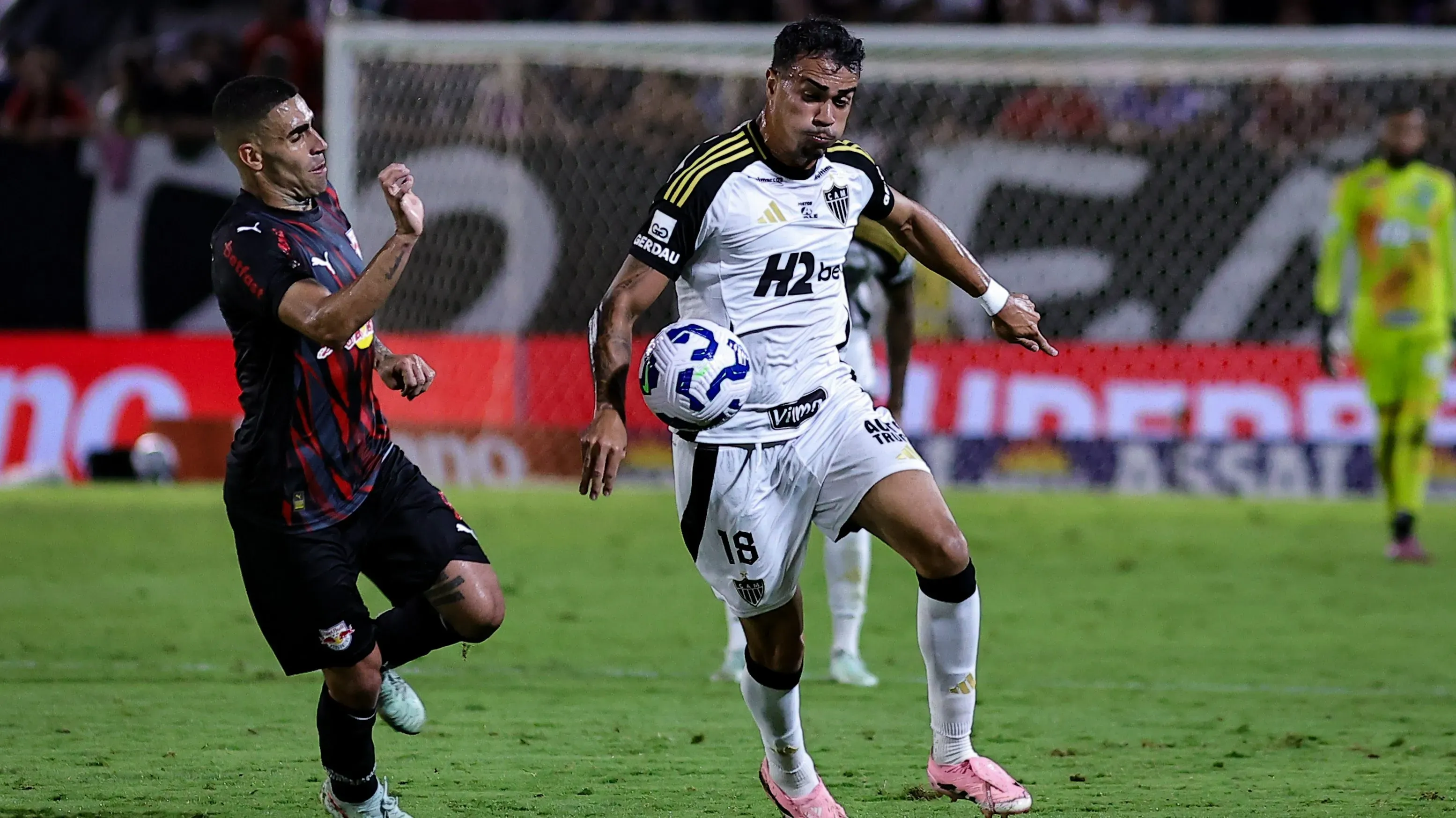 Gabriel, jogador do Bragantino, disputa lance com Reinier jogador do Atletico-MG durante partida no estadio Cicero De Souza Marques pelo campeonato Brasileiro A 2025. Foto: Fabio Giannelli/AGIF