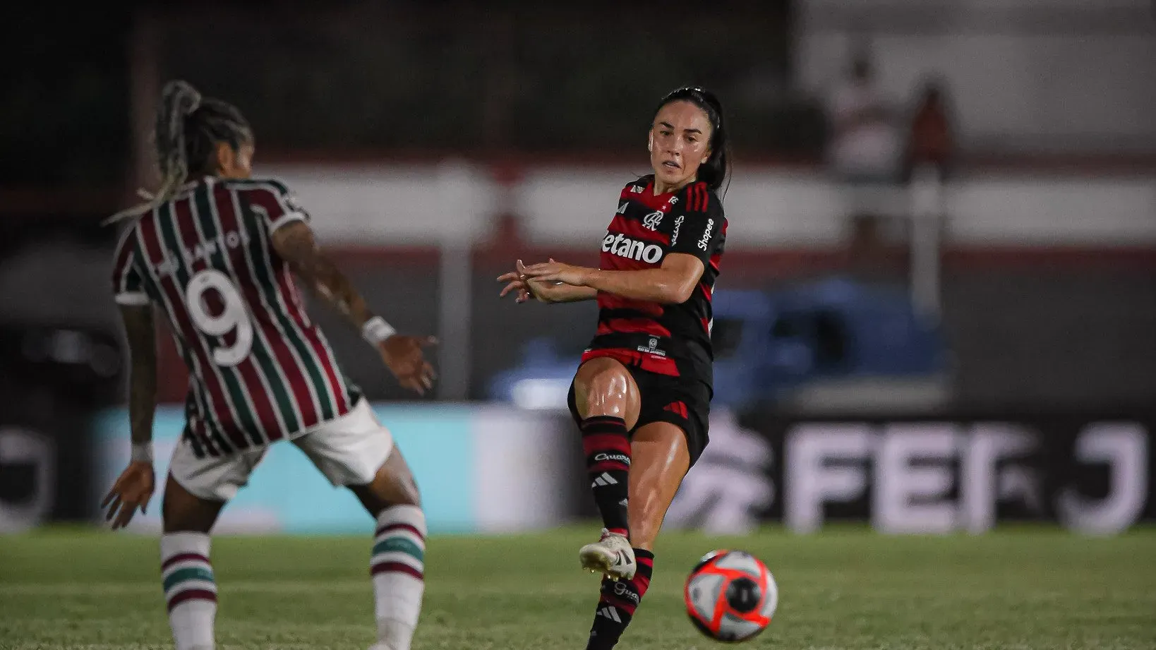 Jogadoras do Fluminense e Flamengo em campo na final do Carioca Feminino 2025