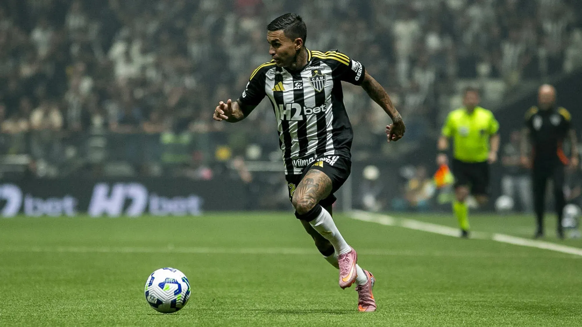 Dudu jogador do Atletico-MG durante partida contra o Cruzeiro no Estadio Arena MRV pelo campeonato Brasileiro A 2025. Foto: Fernando Moreno/AGIF