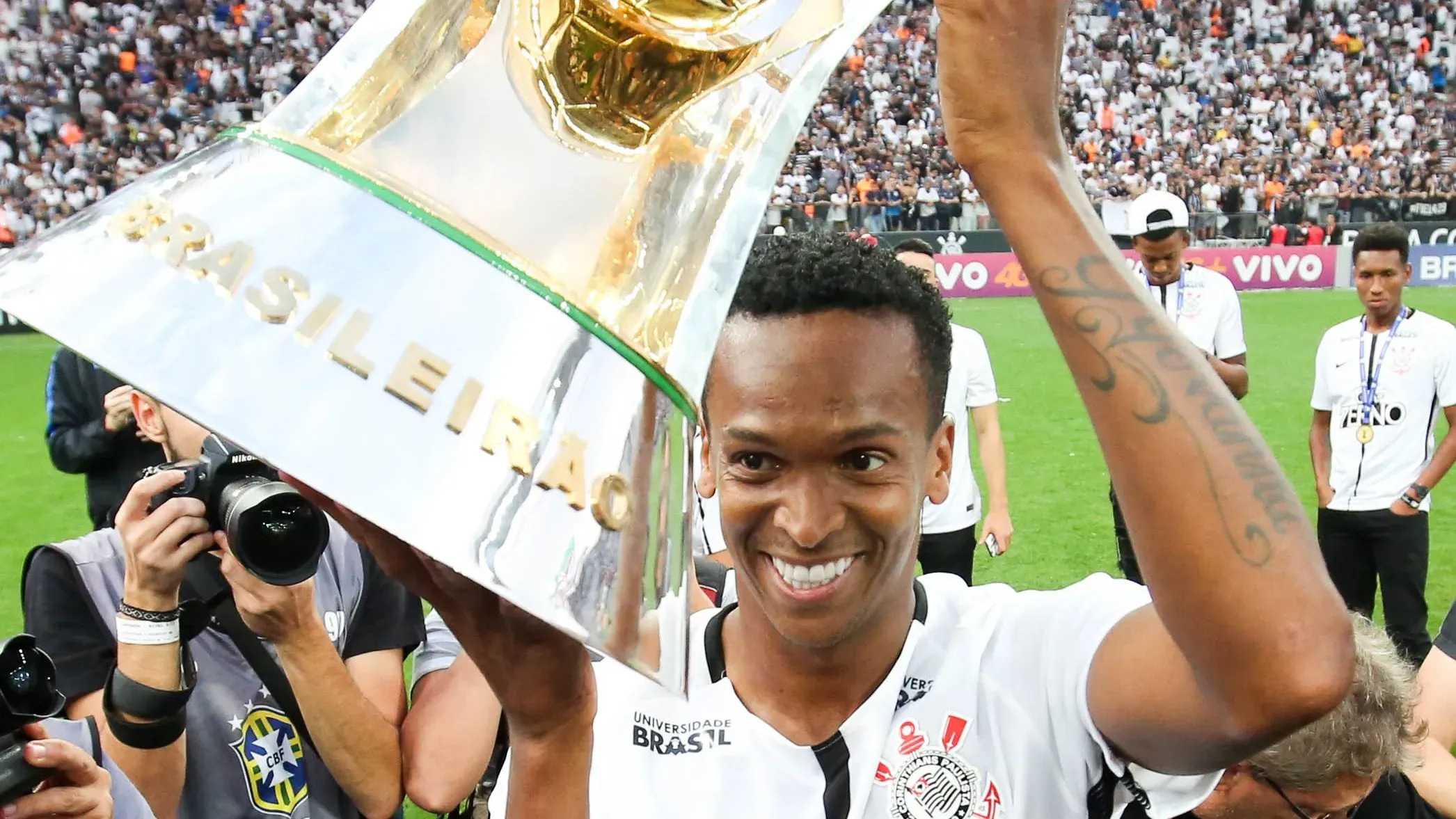 Jô com troféu do Brasileirão 2017. (Photo by Alexandre Schneider/Getty Images)