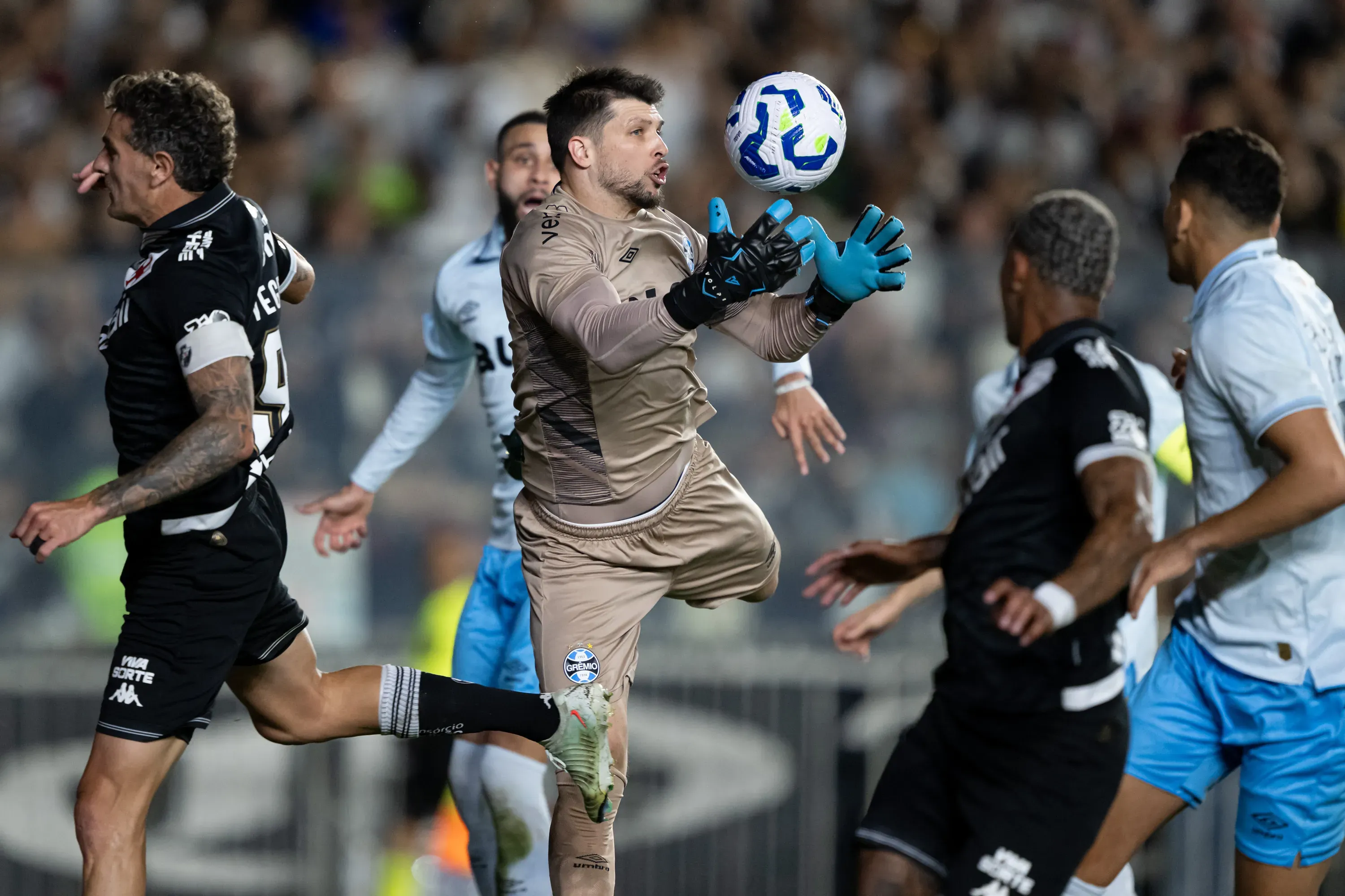 Tiago Volpi goleiro do Gremio durante partida contra o Vasco no estadio Sao Januario pelo campeonato Brasileiro A 2025. Foto: Jorge Rodrigues/AGIF