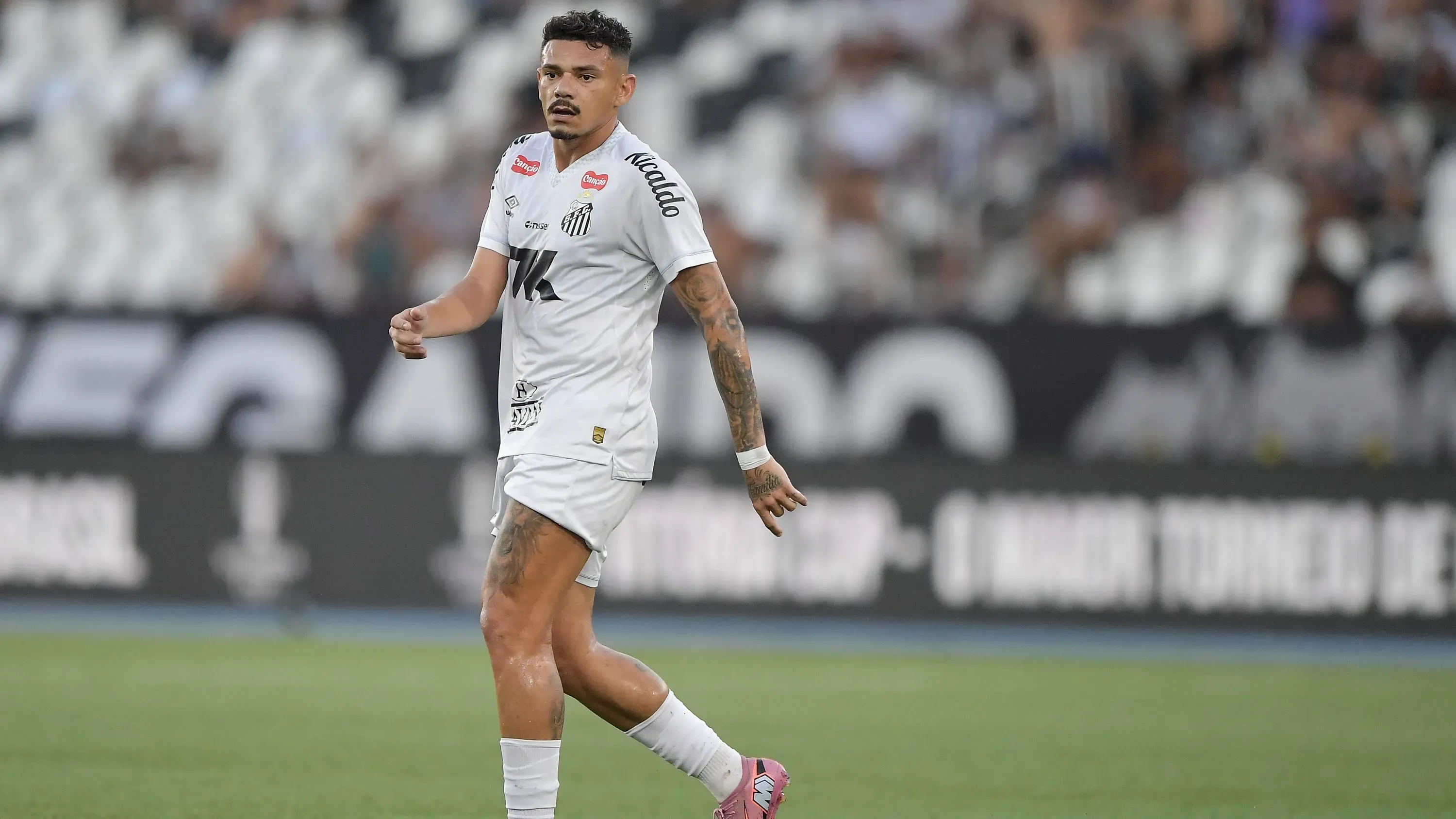 Santos deve entrar em um acordo e rescindir com Tiquinho Soares – Foto: Thiago Ribeiro/AGIF