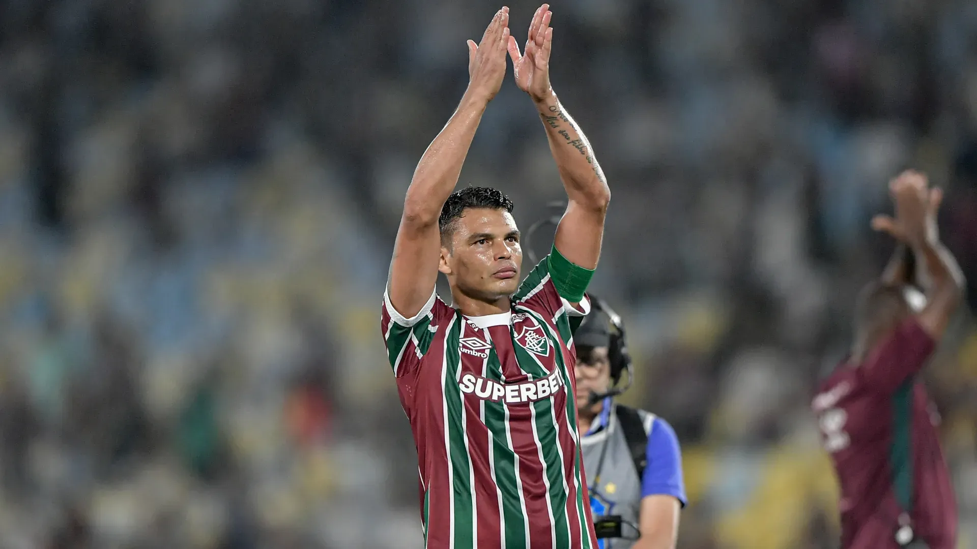 Thiago Silva aplaudindo os torcedores no Maracanã – Foto: Thiago Ribeiro/AGIF