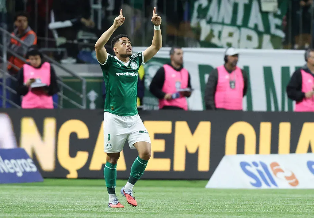Vitor Roque será titular em Palmeiras x Vitória. Foto: Alexandre Schneider/Getty Images)