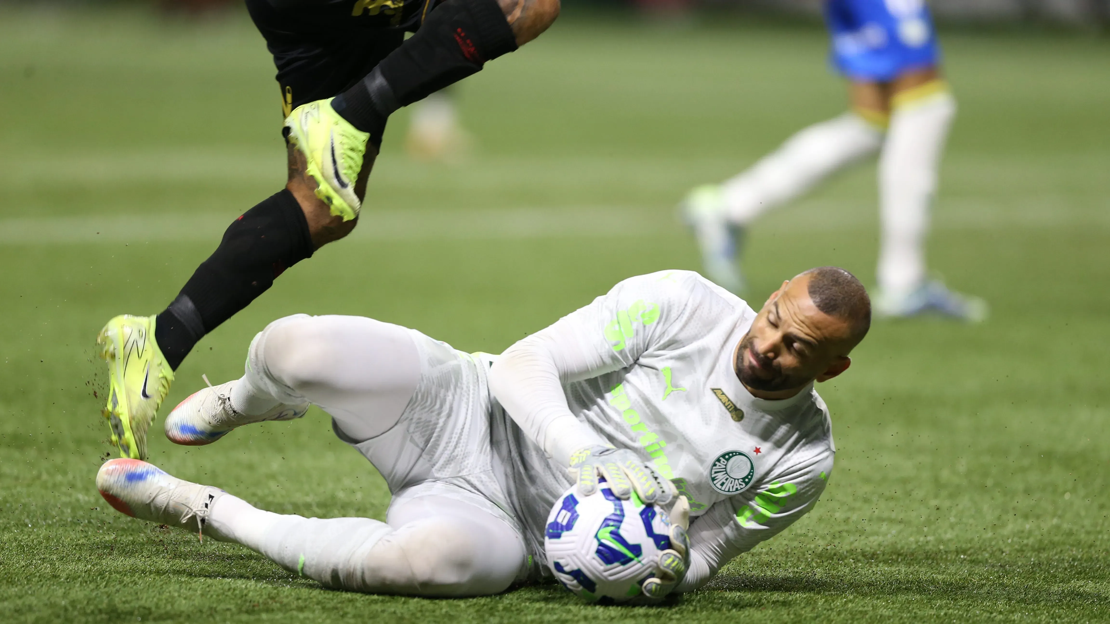 Weverton em ação pelo Verdão – Foto: Marlon Costa/AGIF