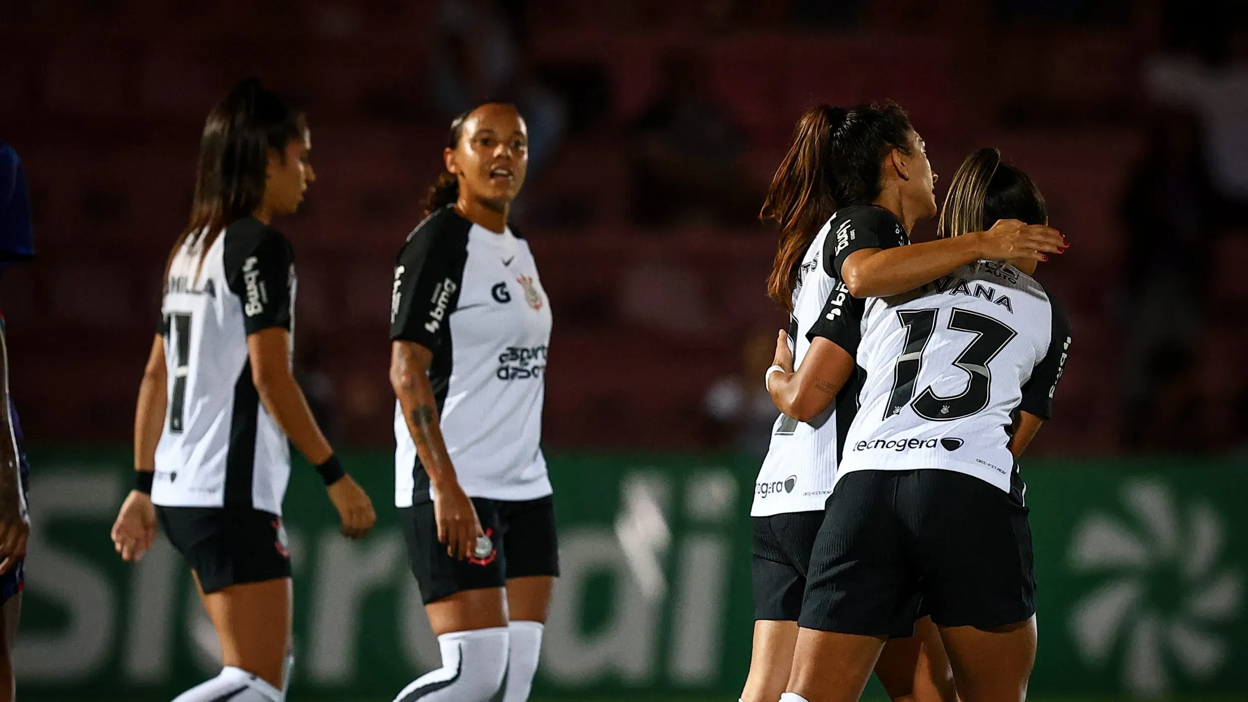 Jogadoras do time feminino do Corinthians em campo pelo Paulistão