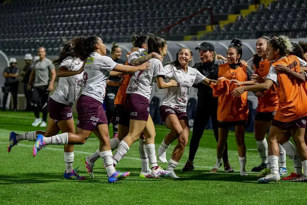 Guerreiras Grenás comemoram. Foto: Rafael Zocco/Ferroviária