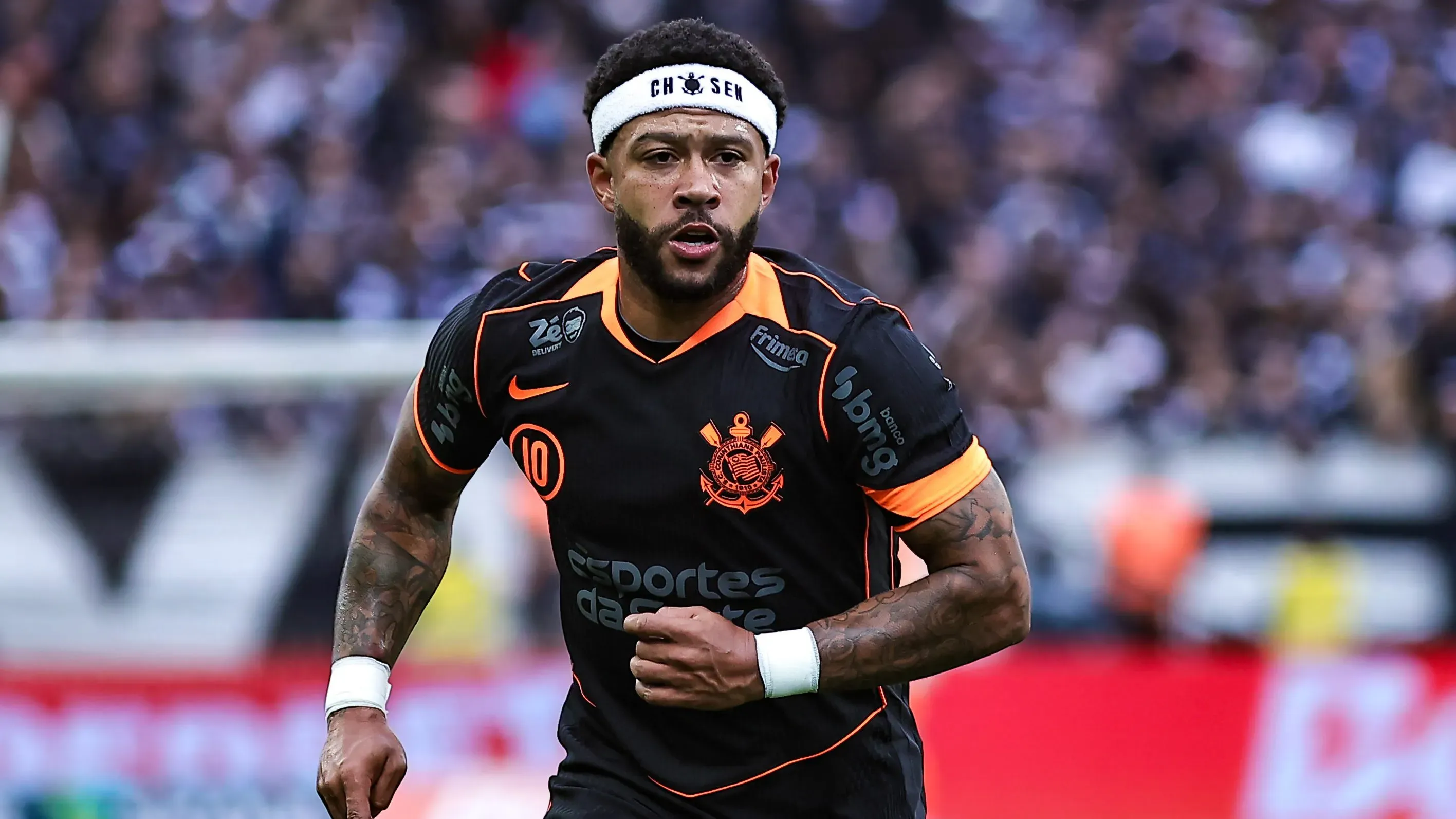 Memphis Depay é dúvida entre os titulares - Foto: Fabio Giannelli/AGIF.