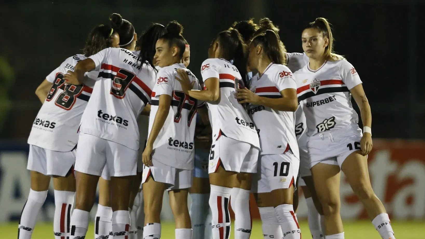 Grupo de futebol feminino do São Paulo