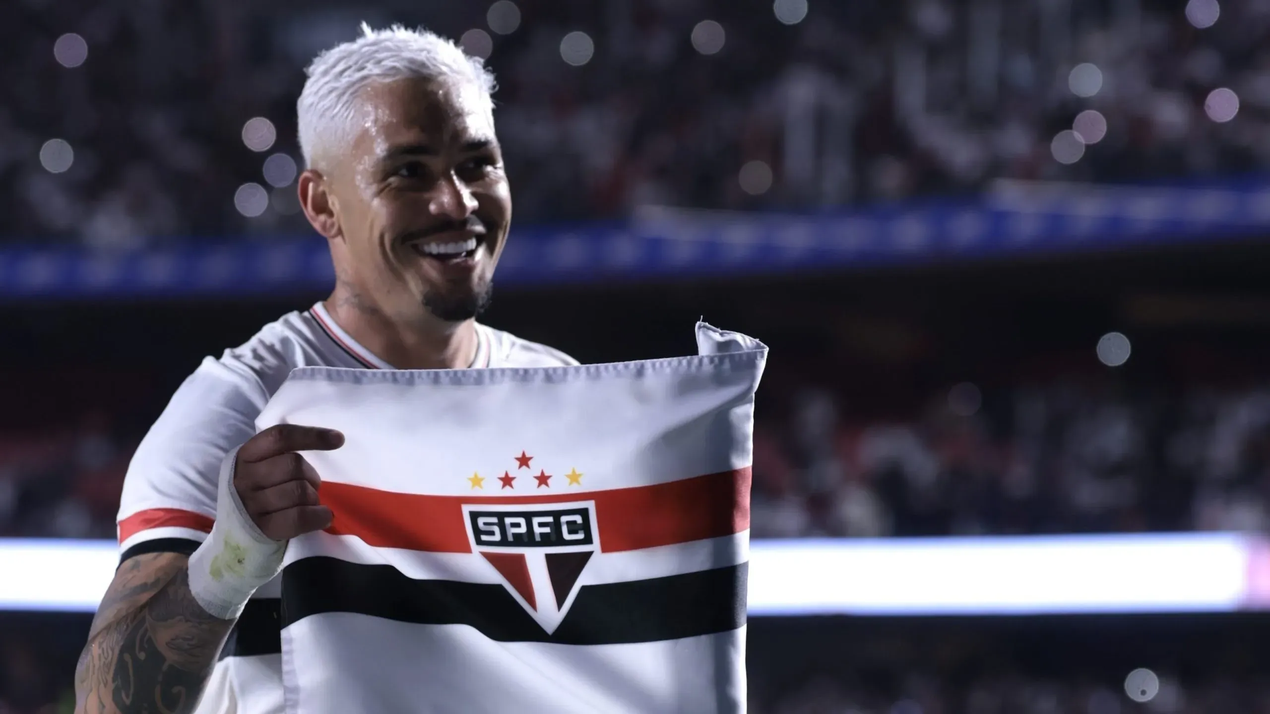 Luciano, jogador do Sao Paulo, comemora seu gol durante partida contra o Corinthians no estadio Morumbi pelo campeonato Brasileiro A 2025. Foto: Marcello Zambrana/AGIF