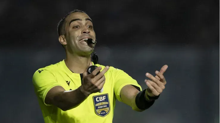 Flamengo ligou sinal de alerta com arbitragem após atuação de Davi de Oliveira Lacerda no Fla-Flu – © Jorge Rodrigues/AGIF