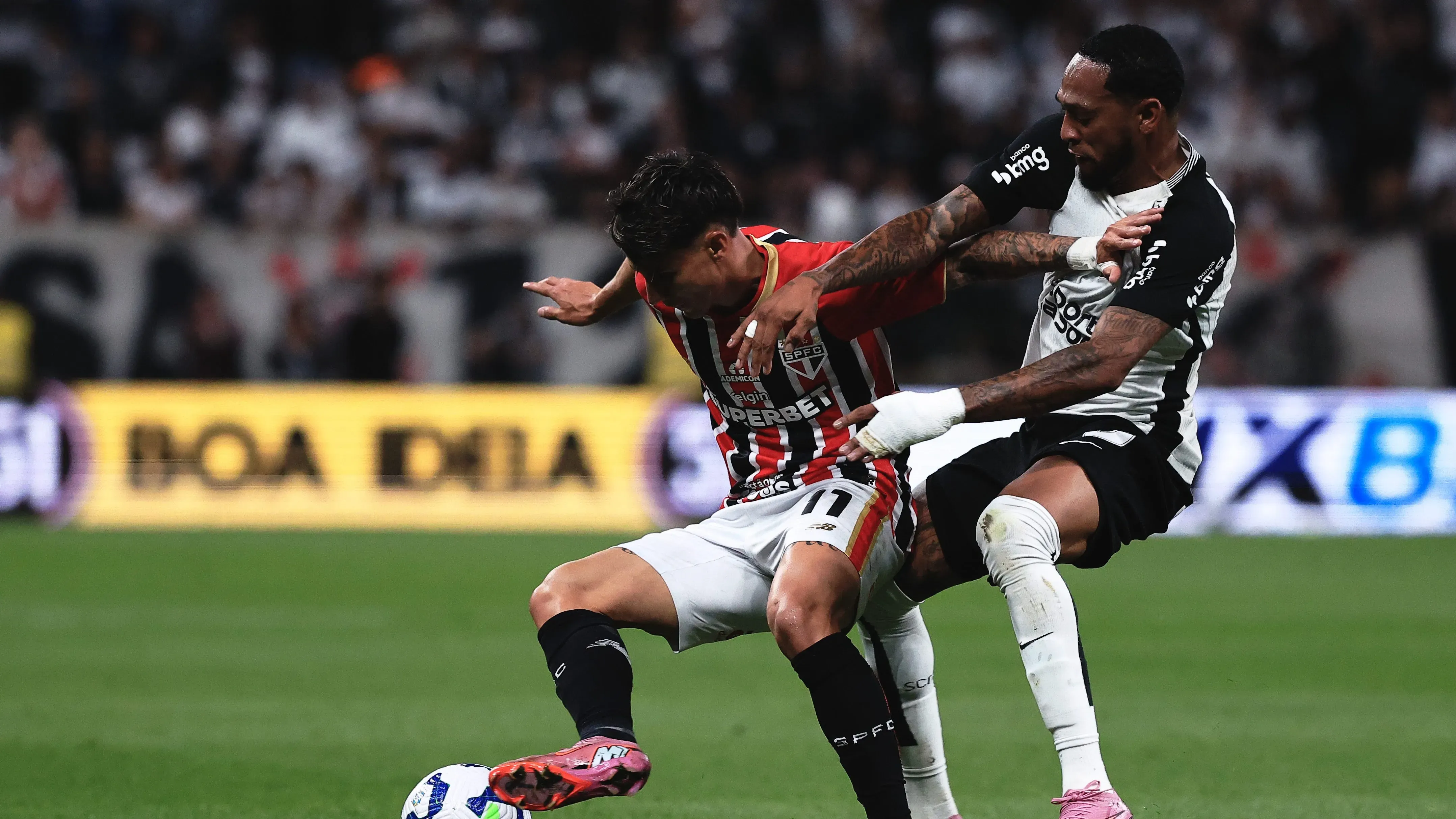 SP – SAO PAULO – 20/11/2025 – BRASILEIRO A 2025, CORINTHIANS X SAO PAULO – Jose Martinez jogador do Corinthians disputa lance com Ferreira jogador do Sao Paulo durante partida no estadio Arena Corinthians pelo campeonato Brasileiro A 2025. Foto: Ettore Chiereguini/AGIF