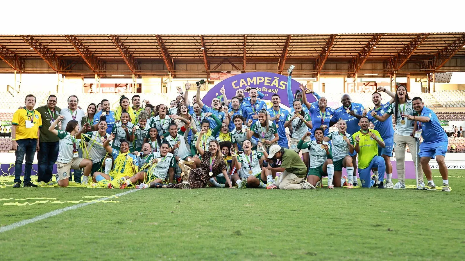 Leila Pereira com jogadoras do Palmeiras