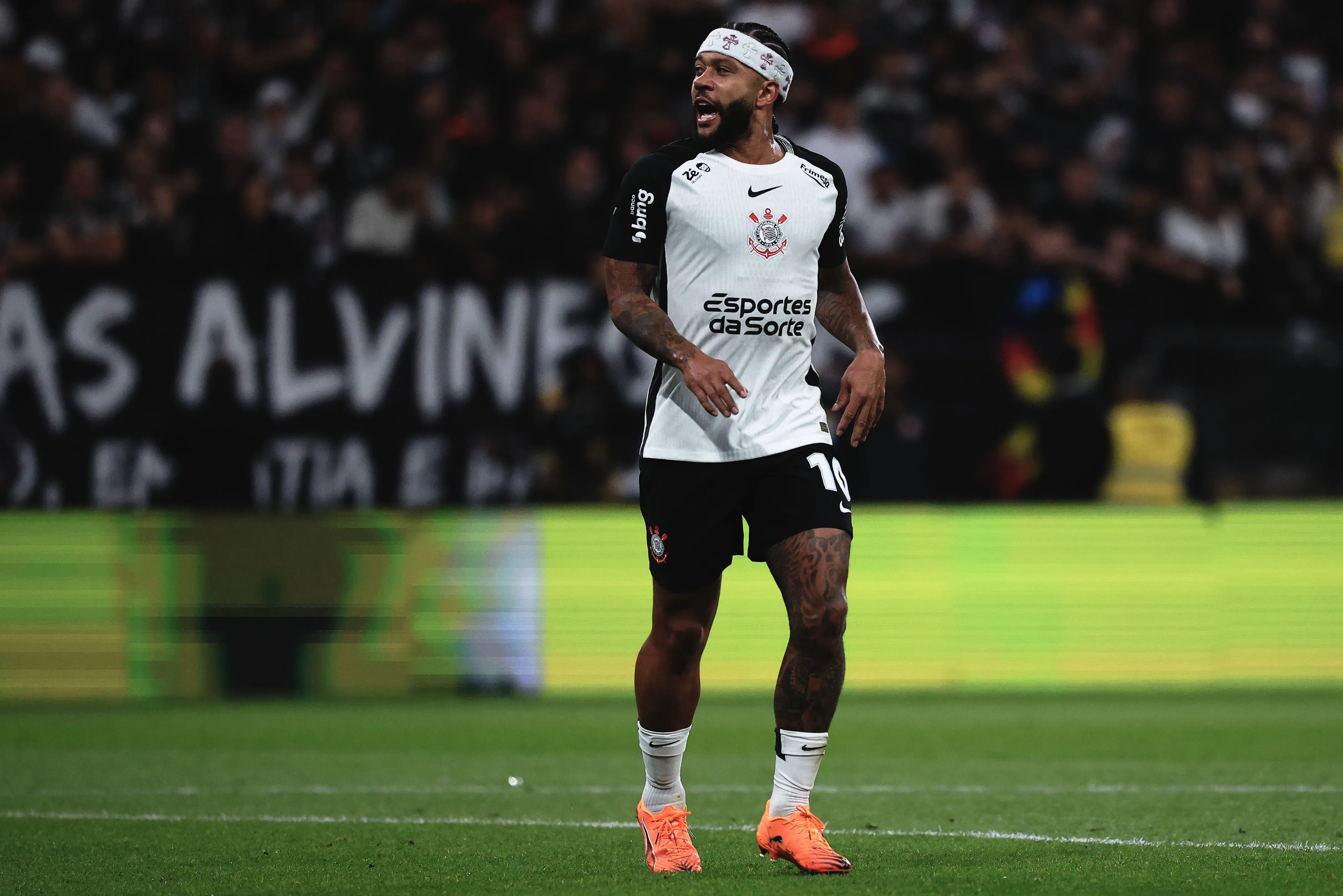 SP – SAO PAULO – 20/11/2025 – BRASILEIRO A 2025, CORINTHIANS X SAO PAULO – Memphis Depay jogador do Corinthians durante partida contra o Sao Paulo no estadio Arena Corinthians pelo campeonato Brasileiro A 2025. Foto: Ettore Chiereguini/AGIF