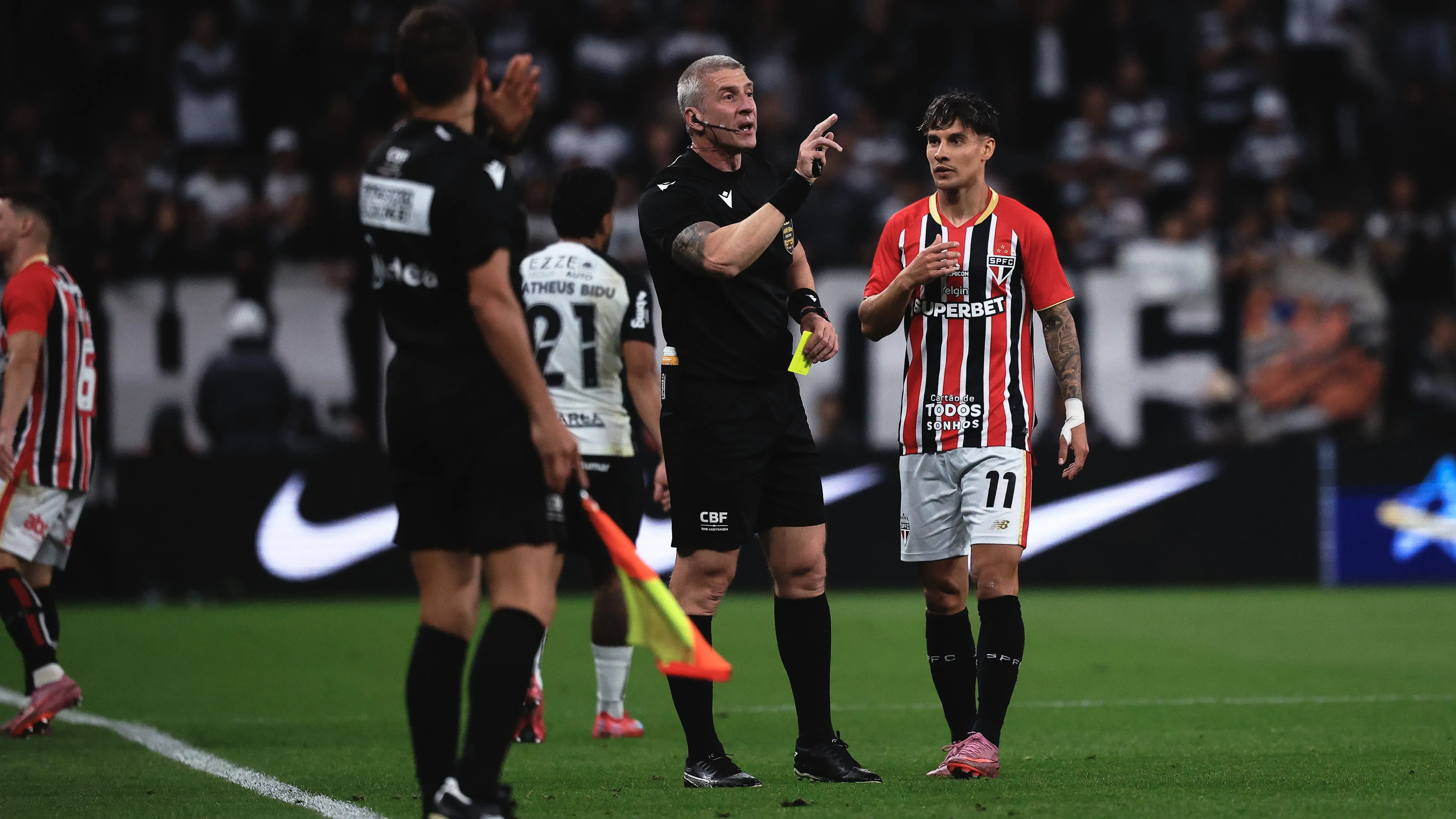 Anderson Daronco foi chamado pelo VAR - Foto: Ettore Chiereguini/AGIF.