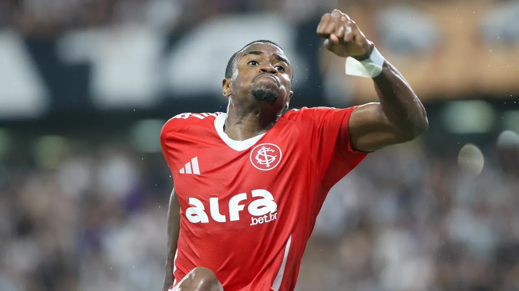 De vilão a herói: Emiliano Díaz comemora seu gol após marcar contra – Foto: Ricardo Duarte / Internacional