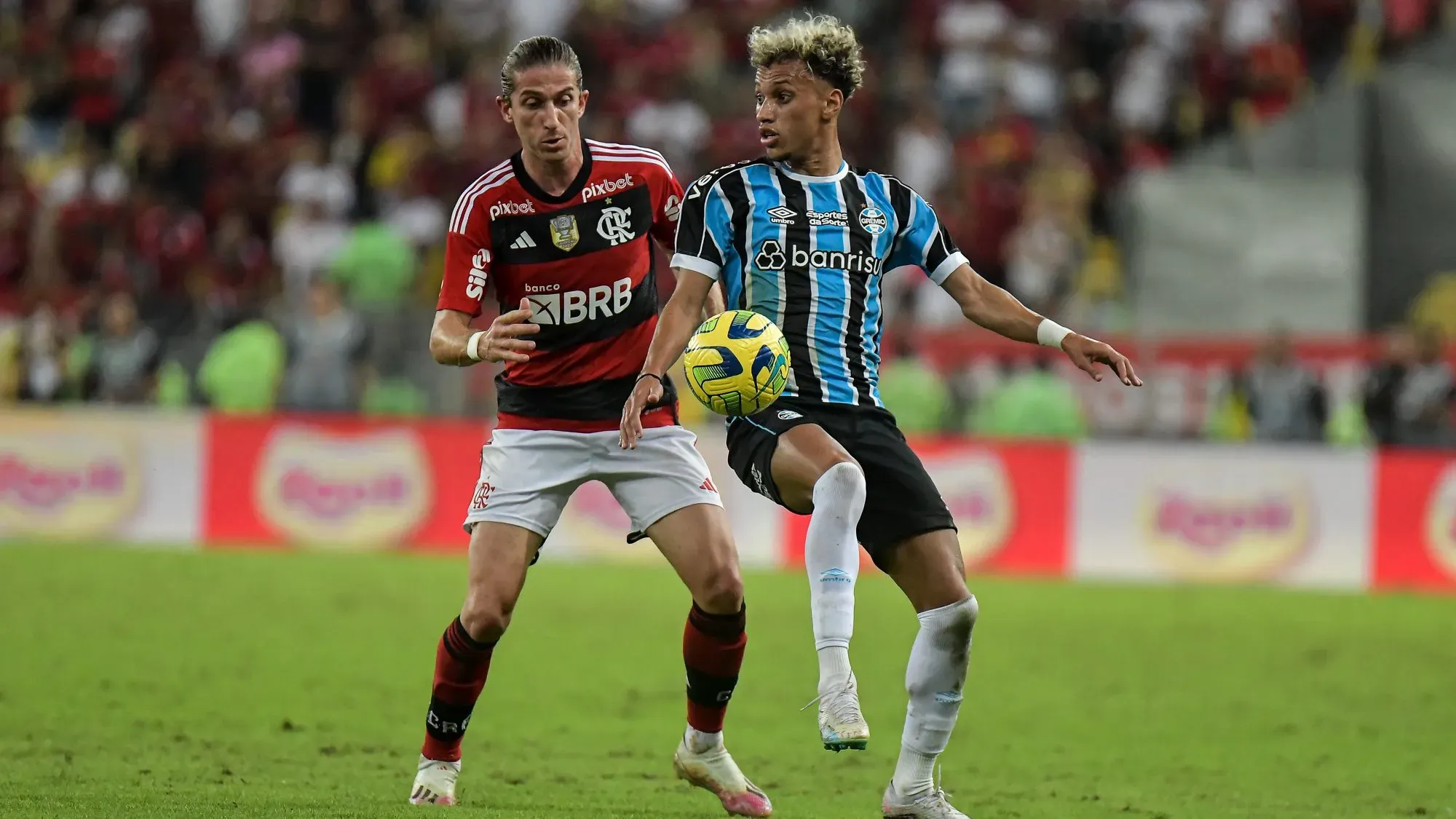 Filipe Luis jogador do Flamengo disputa lance com Bitello jogador do Gremio durante partida no estadio Maracanã pela Copa do Brasil 2023. Foto: Thiago Ribeiro/AGIF