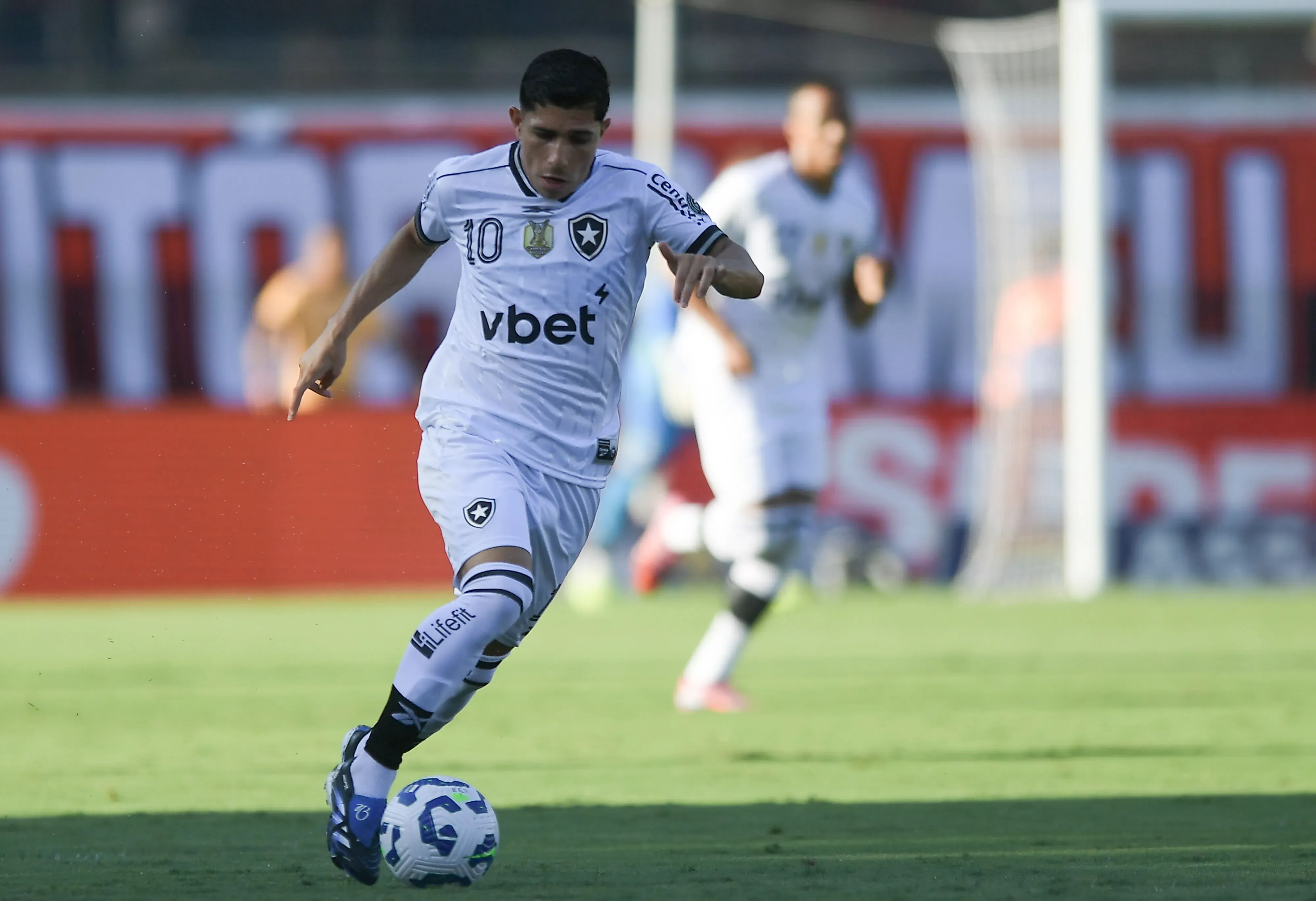 Savarino jogador do Botafogo durante partida contra o Vitoria no estadio Barradao pelo campeonato Brasileiro A 2025. Foto: Jhony Pinho/AGIF