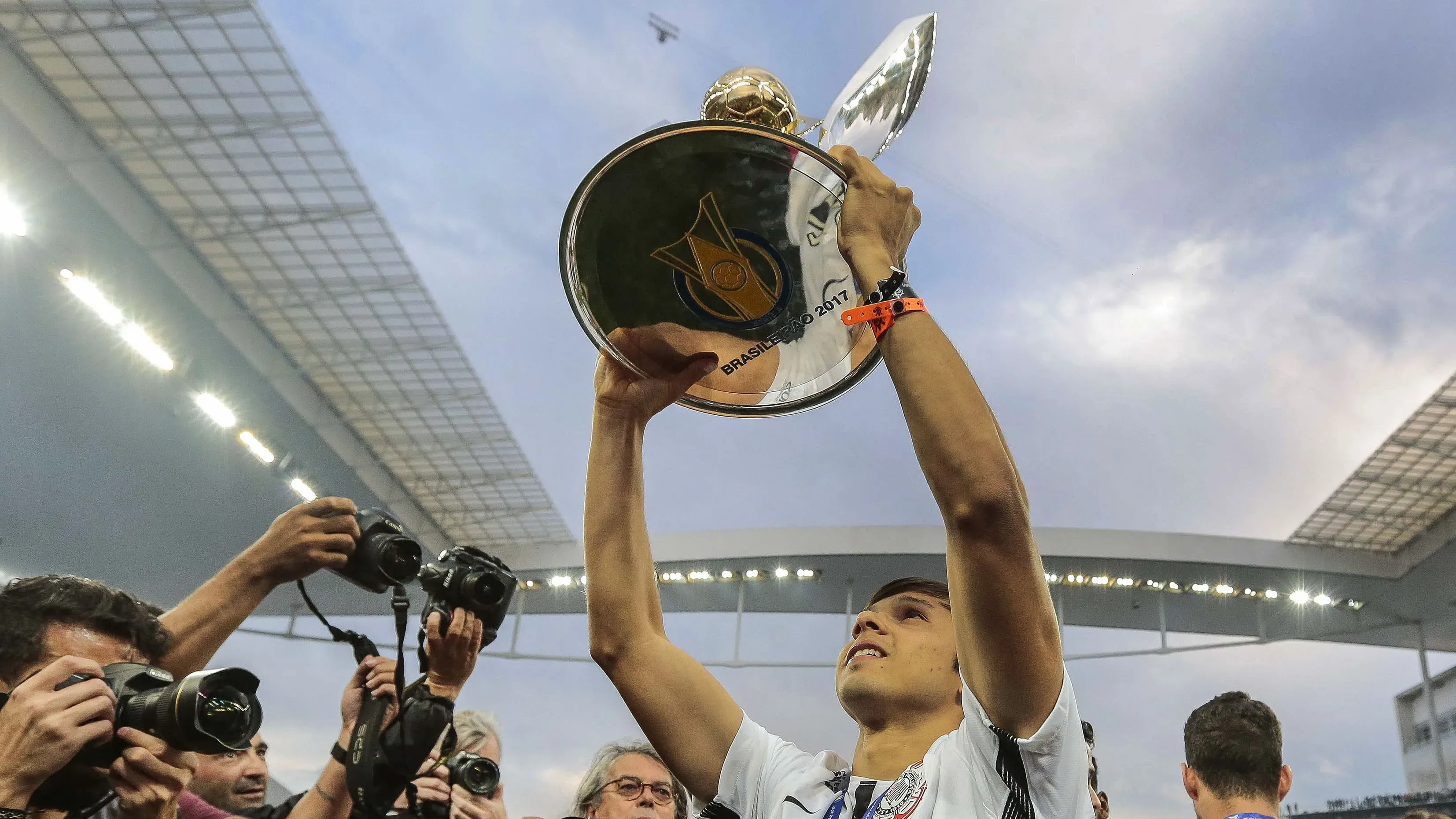 Romero do Corinthians segura taça do Brasileirão de 2017. Foto: Ale Cabral/AGIF