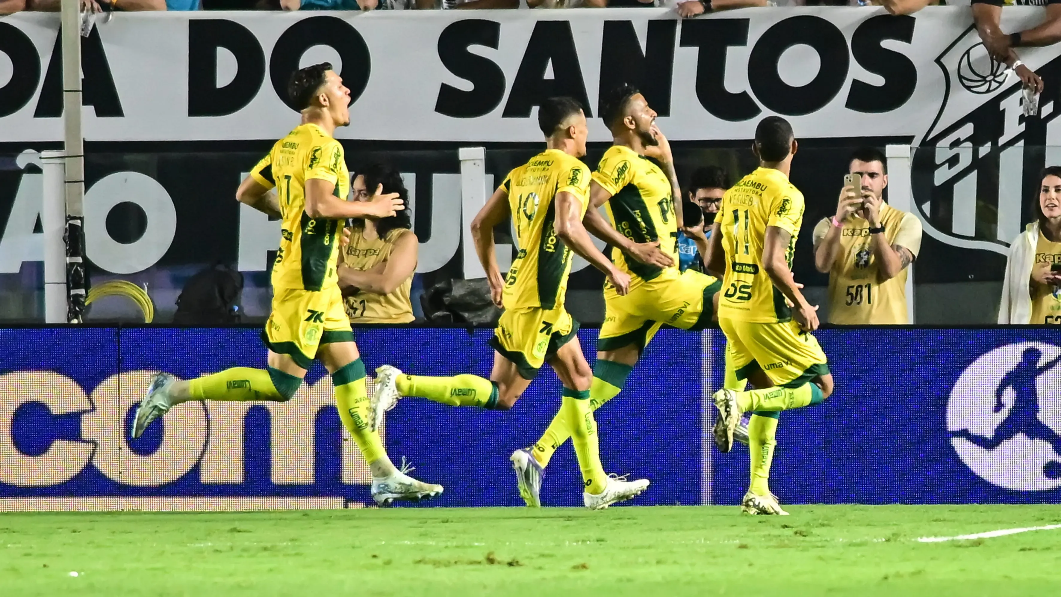 SP – SANTOS – 19/11/2025 – BRASILEIRO A 2025, SANTOS X MIRASSOL – Reinaldo jogador do Mirassol comemora seu gol com jogadores do seu time durante partida contra o Santos no estadio Vila Belmiro pelo campeonato Brasileiro A 2025. Foto: Jota Erre/AGIF