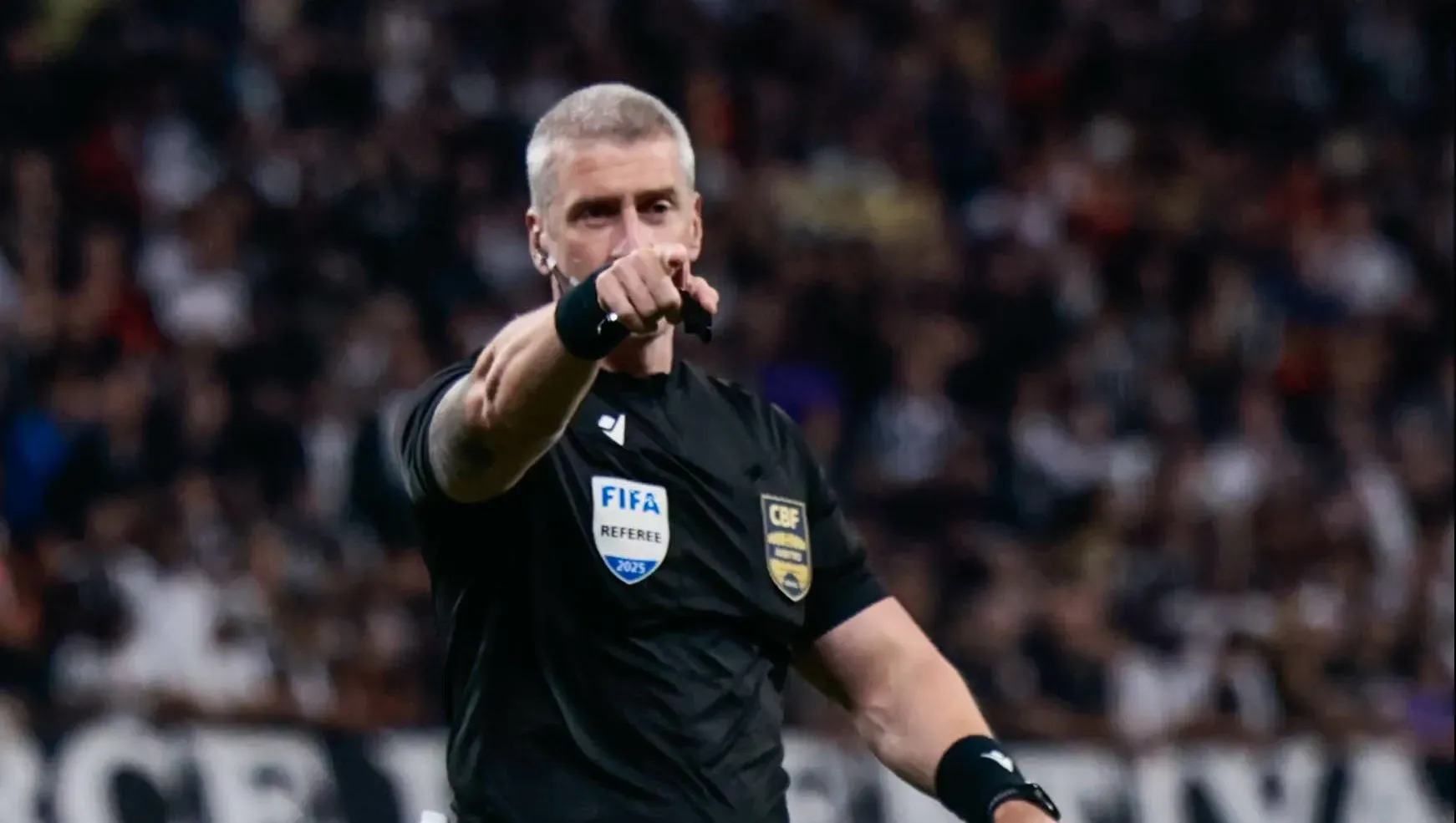 SP – SAO PAULO – 20/11/2025 – BRASILEIRO A 2025, CORINTHIANS X SAO PAULO – O arbitro Anderson Daronco durante partida entre Corinthians e Sao Paulo no estadio Arena Corinthians pelo campeonato Brasileiro A 2025. Foto: Marcello Zambrana/AGIF