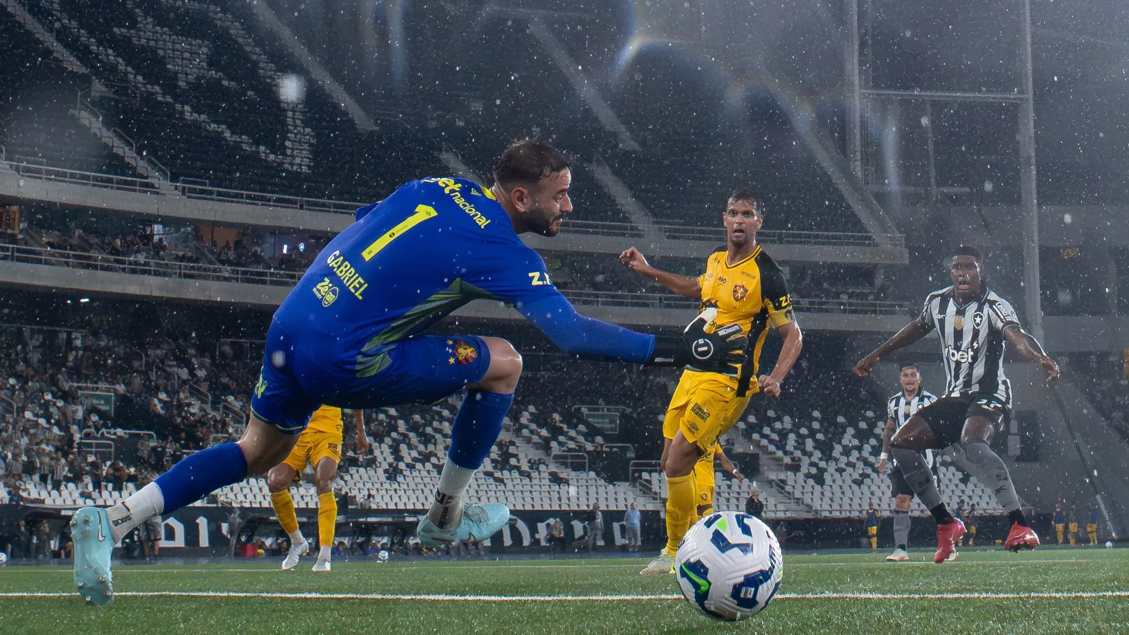 Kadir jogador do Botafogo chuta para marcar seu gol durante partida contra o Sport no estadio Engenhao pelo campeonato Brasileiro A 2025. Foto: Jorge Rodrigues/AGIF