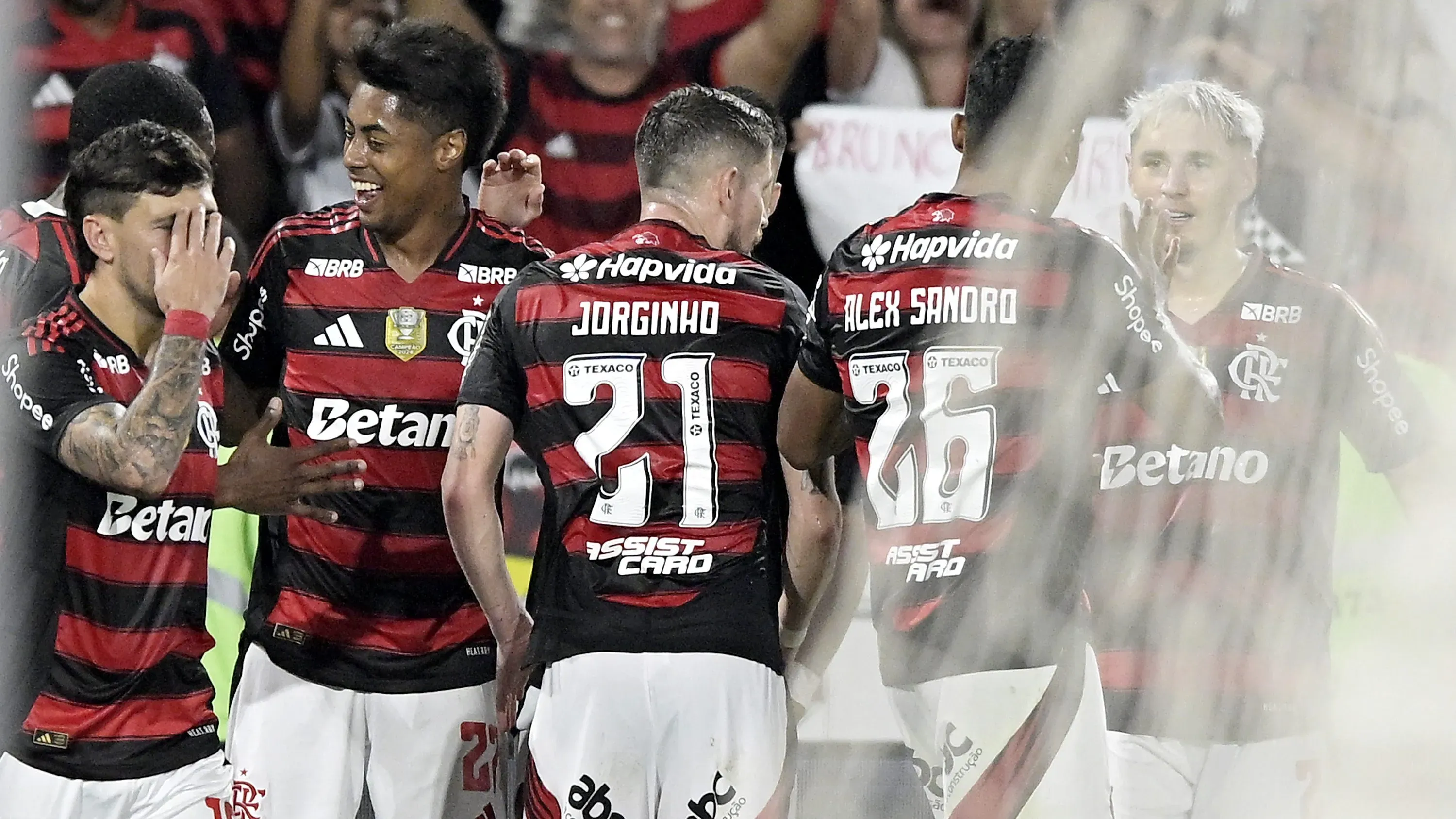 RJ – RIO DE JANEIRO – 22/11/2025 – BRASILEIRO A 2025, FLAMENGO X BRAGANTINO – Bruno Henrique jogador do Flamengo comemora seu gol com jogadores do seu time durante partida contra o Bragantino no estadio Maracana pelo campeonato Brasileiro A 2025. Foto: Alexandre Loureiro/AGIF