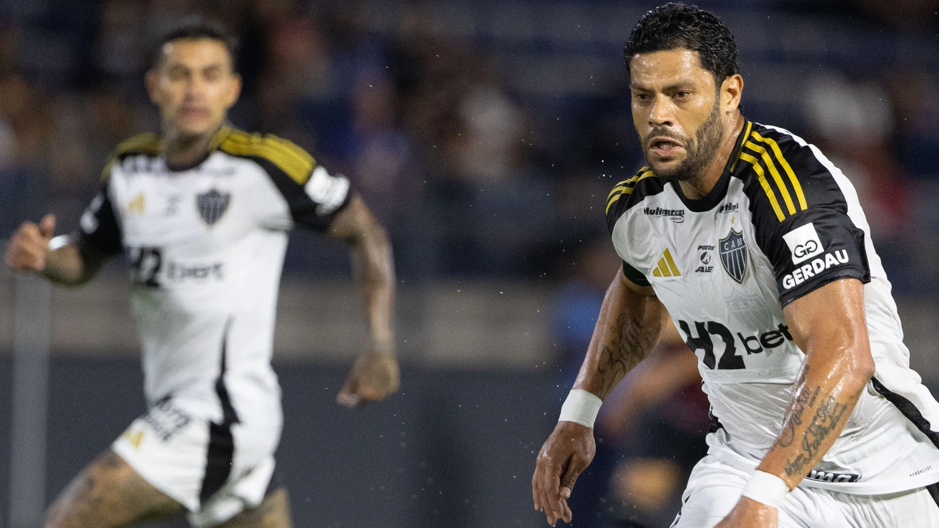 SP – BRAGANCA PAULISTA – 16/11/2025 – BRASILEIRO A 2025, BRAGANTINO X ATLETICO-MG – Hulk E Dudu jogador do Atletico-MG durante partida contra o Bragantino no estadio Cicero De Souza Marques pelo campeonato Brasileiro A 2025. Foto: Joisel Amaral/AGIF